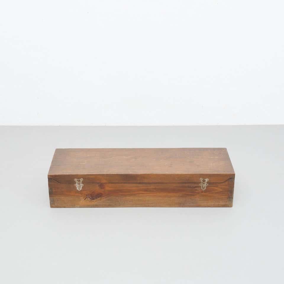 Antiguo cajón baúl de madera procedente de Francia.  De fabricante desconocido, hacia 1930.    En estado original, con algunos signos visibles de uso y antigüedad anteriores, conservando una hermosa pátina.    Materiales:  Madera       Dimensiones: 