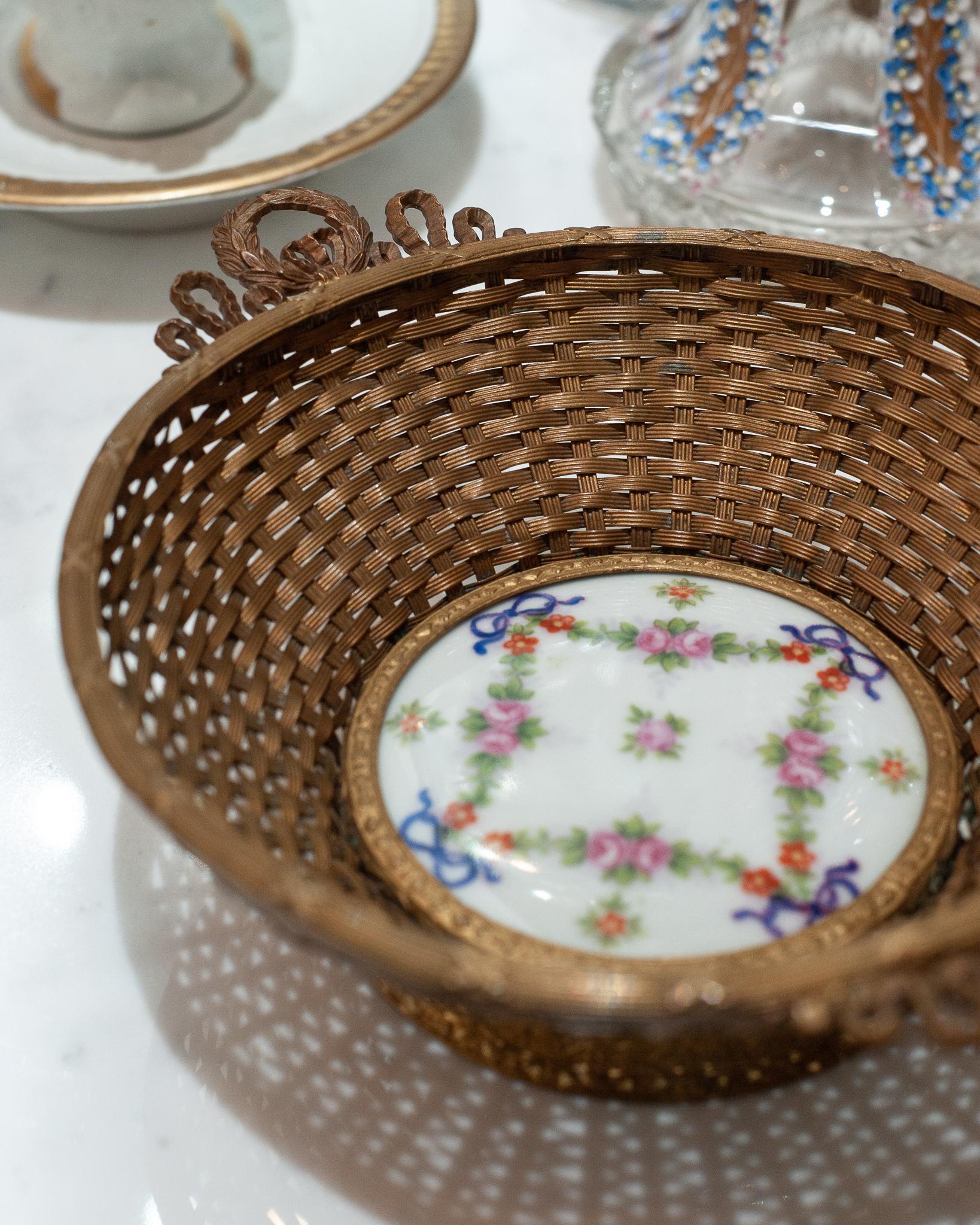 Antique French Woven Bronze Basket with Hand-Painted Porcelain Plaque Center In Good Condition For Sale In Toronto, ON