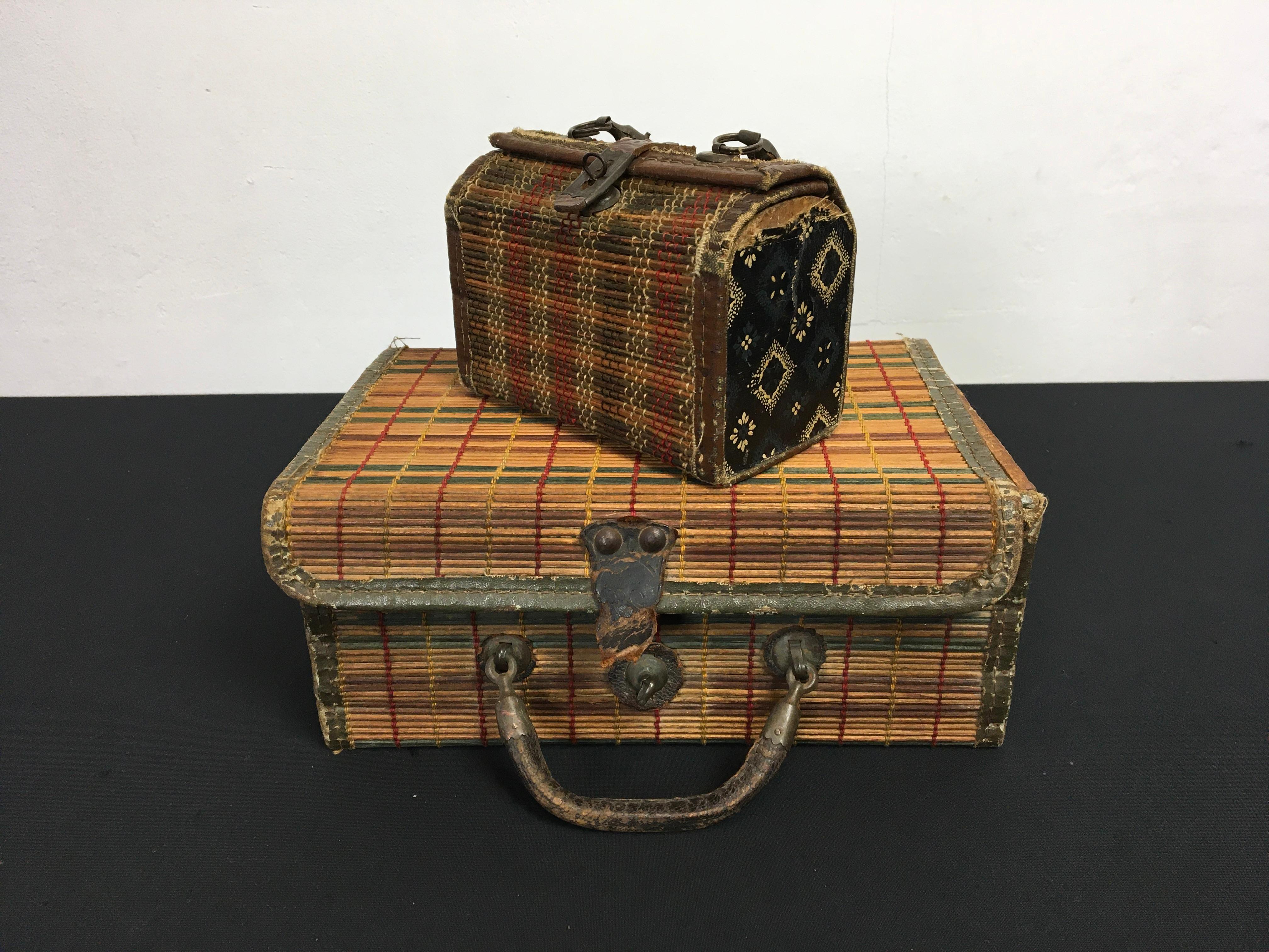 Ancienne valise française en osier coloré tissé  en vente 4