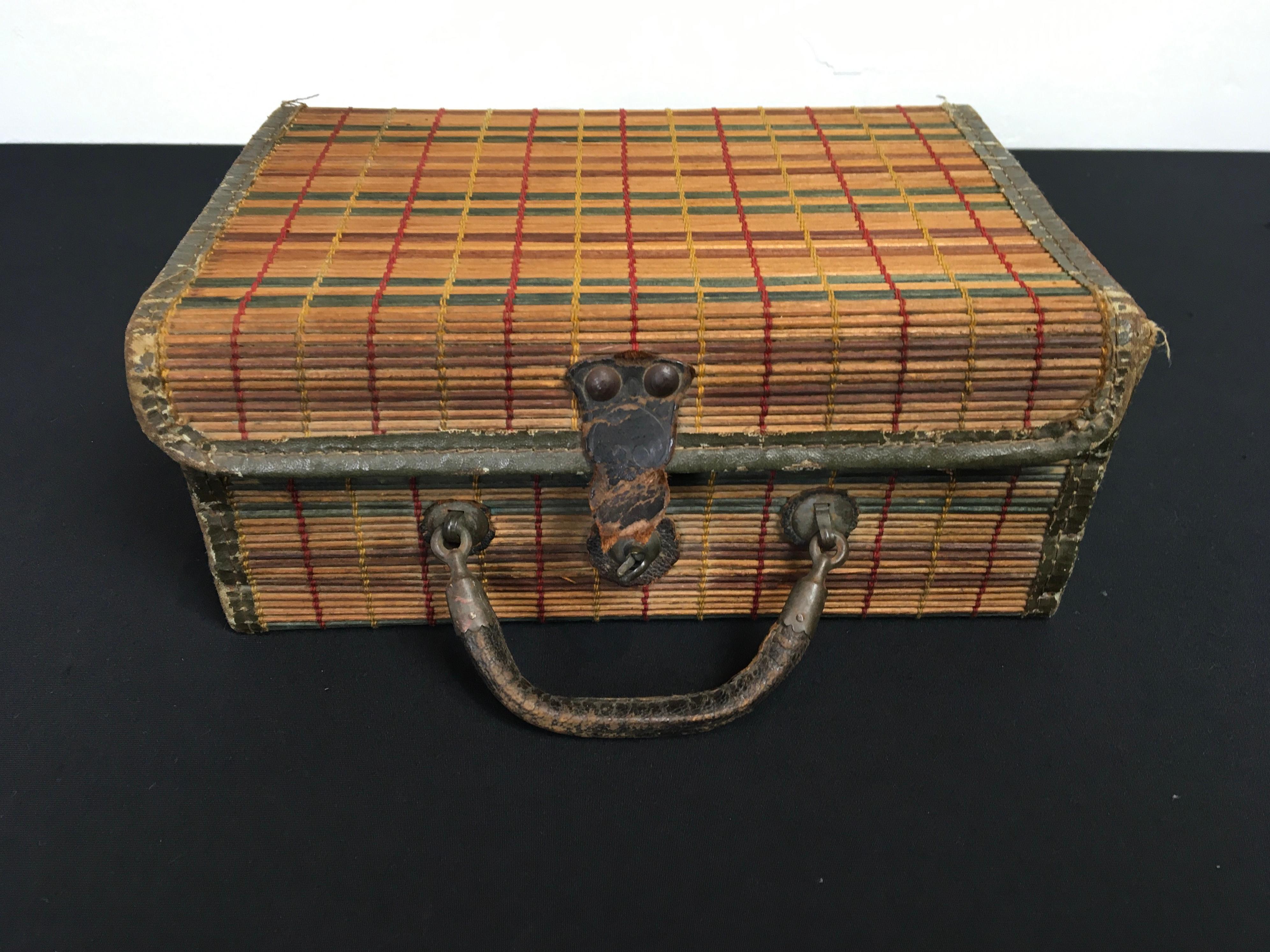 Ancienne valise française en osier coloré tissé  en vente 5