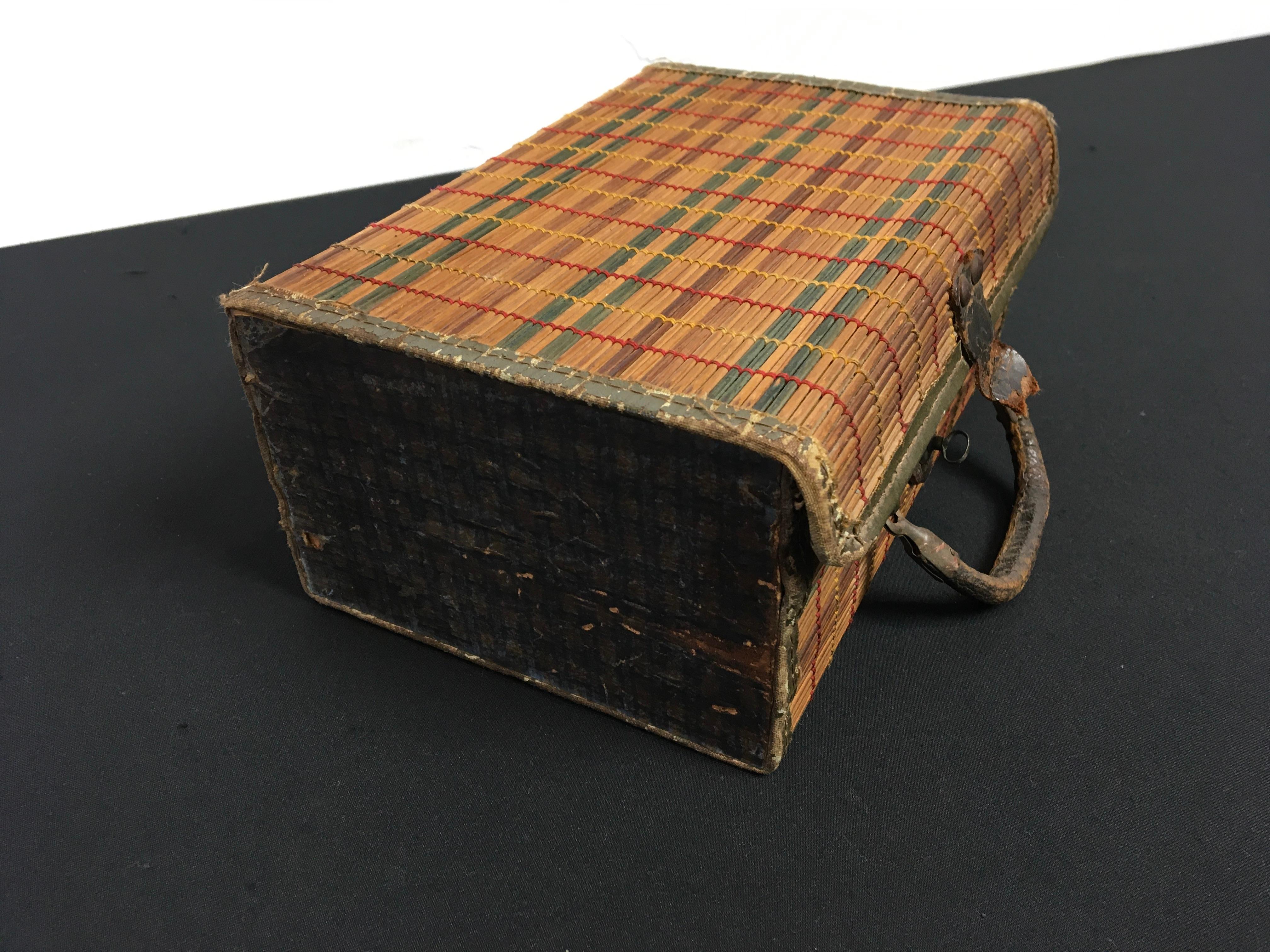 Belle Époque Ancienne valise française en osier coloré tissé  en vente