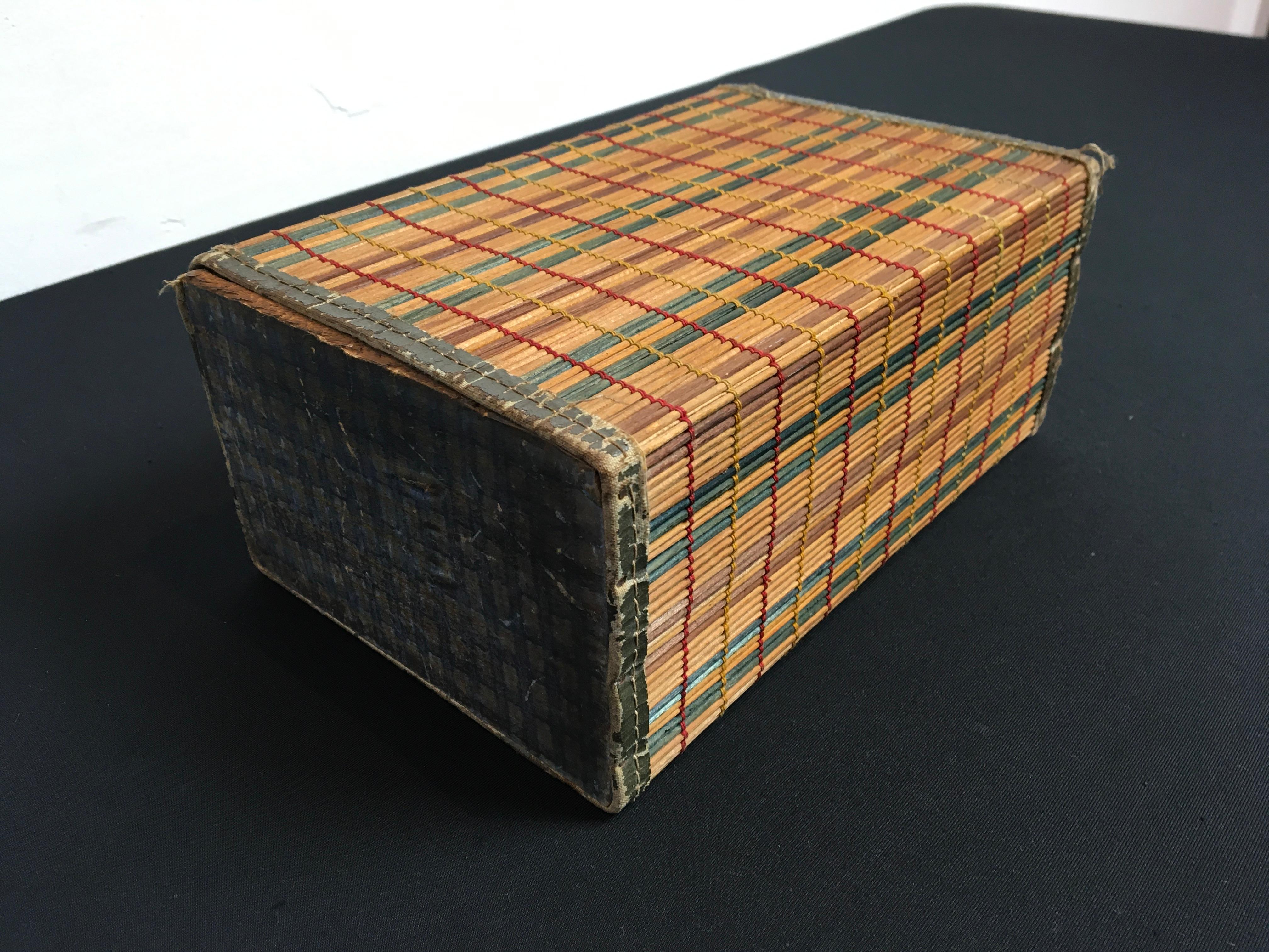 Ancienne valise française en osier coloré tissé  Bon état - En vente à Antwerp, BE