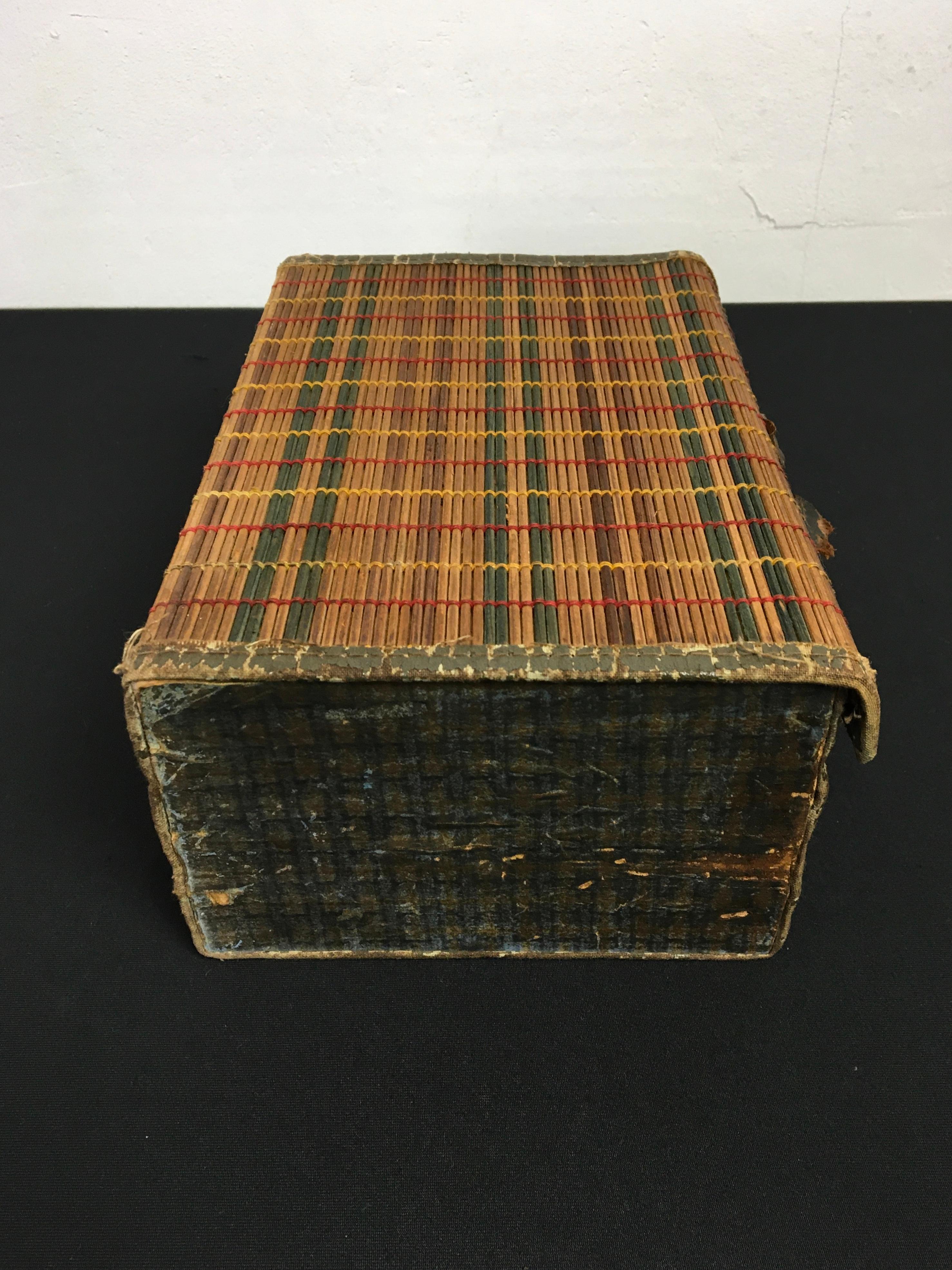 Métal Ancienne valise française en osier coloré tissé  en vente