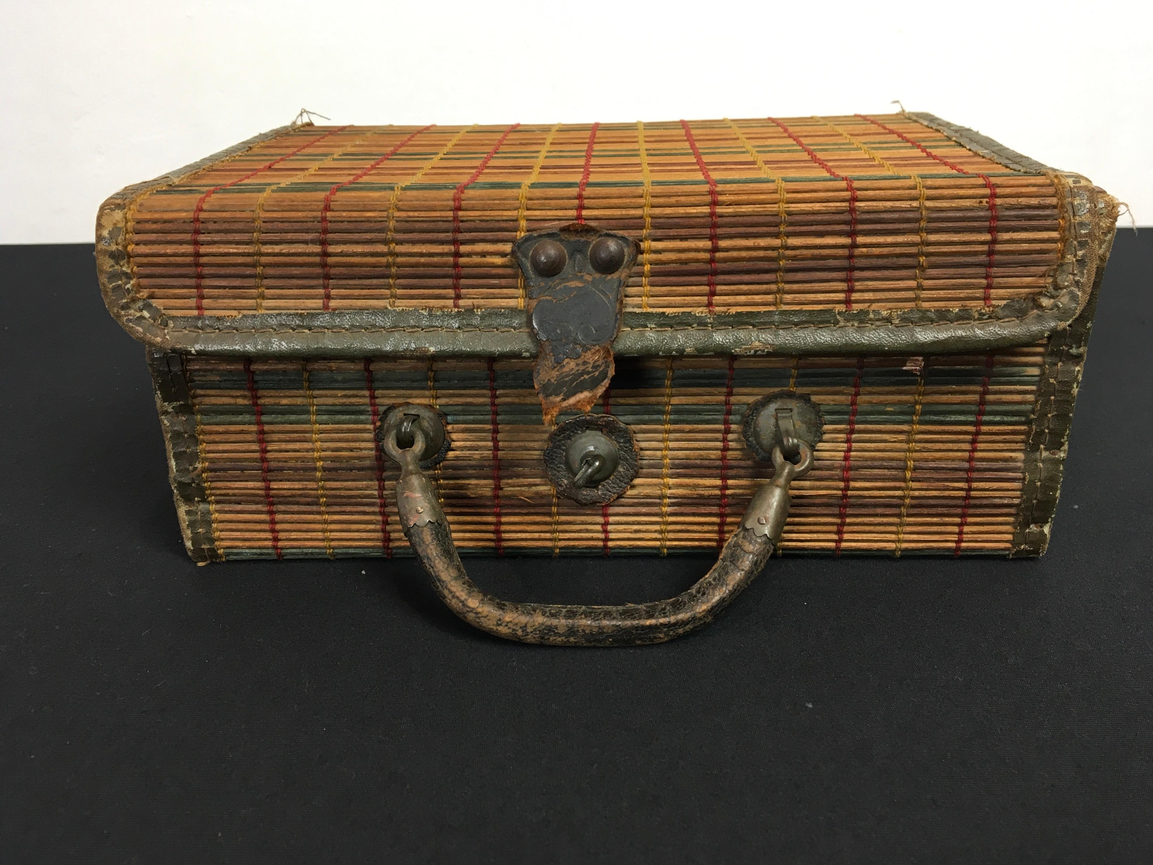 Ancienne valise française en osier coloré tissé  en vente 1