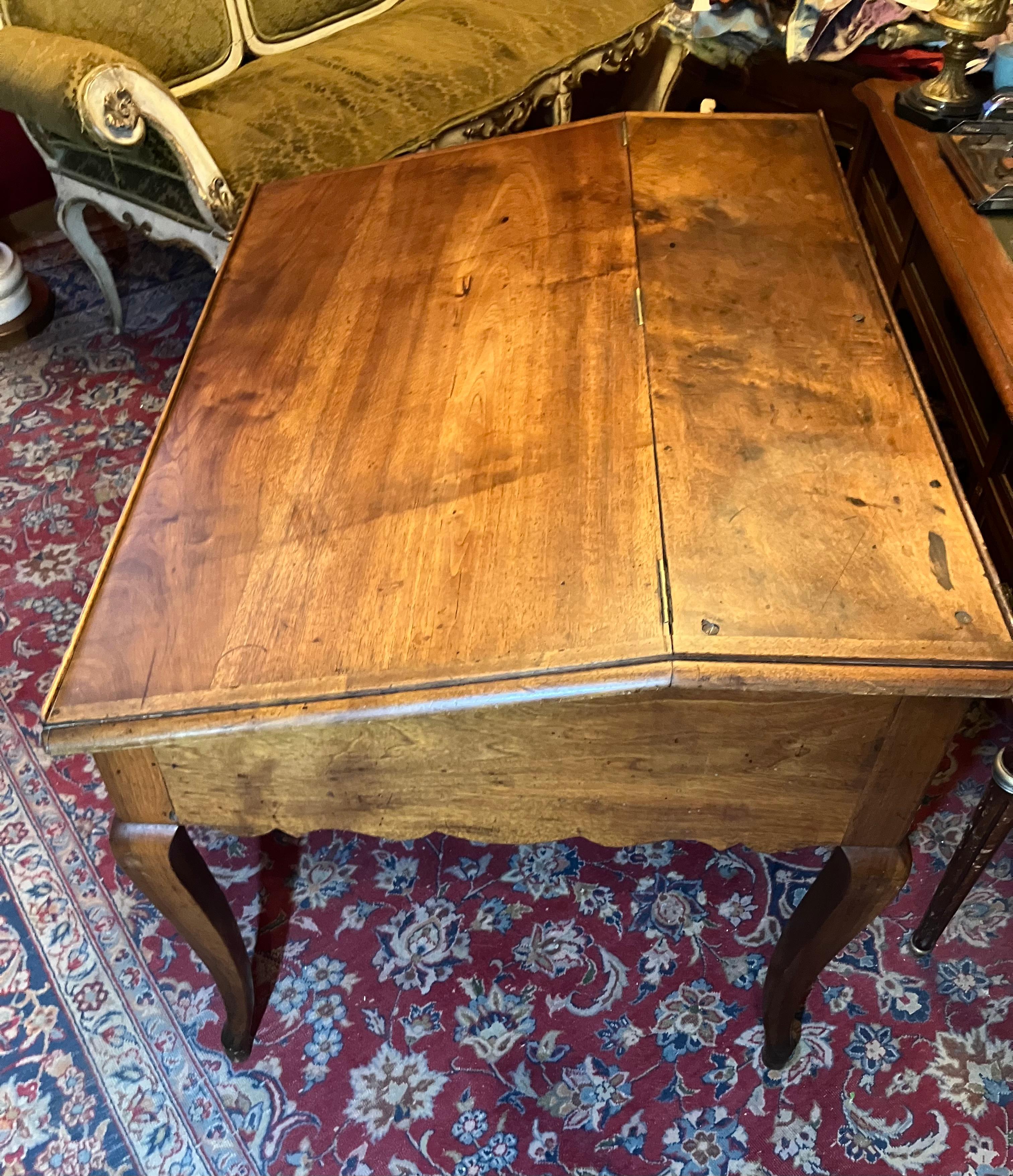 Antique French Writing Desk, 1800 Rovere massiccio con gambe a cabriole Patina elegante in vendita 2