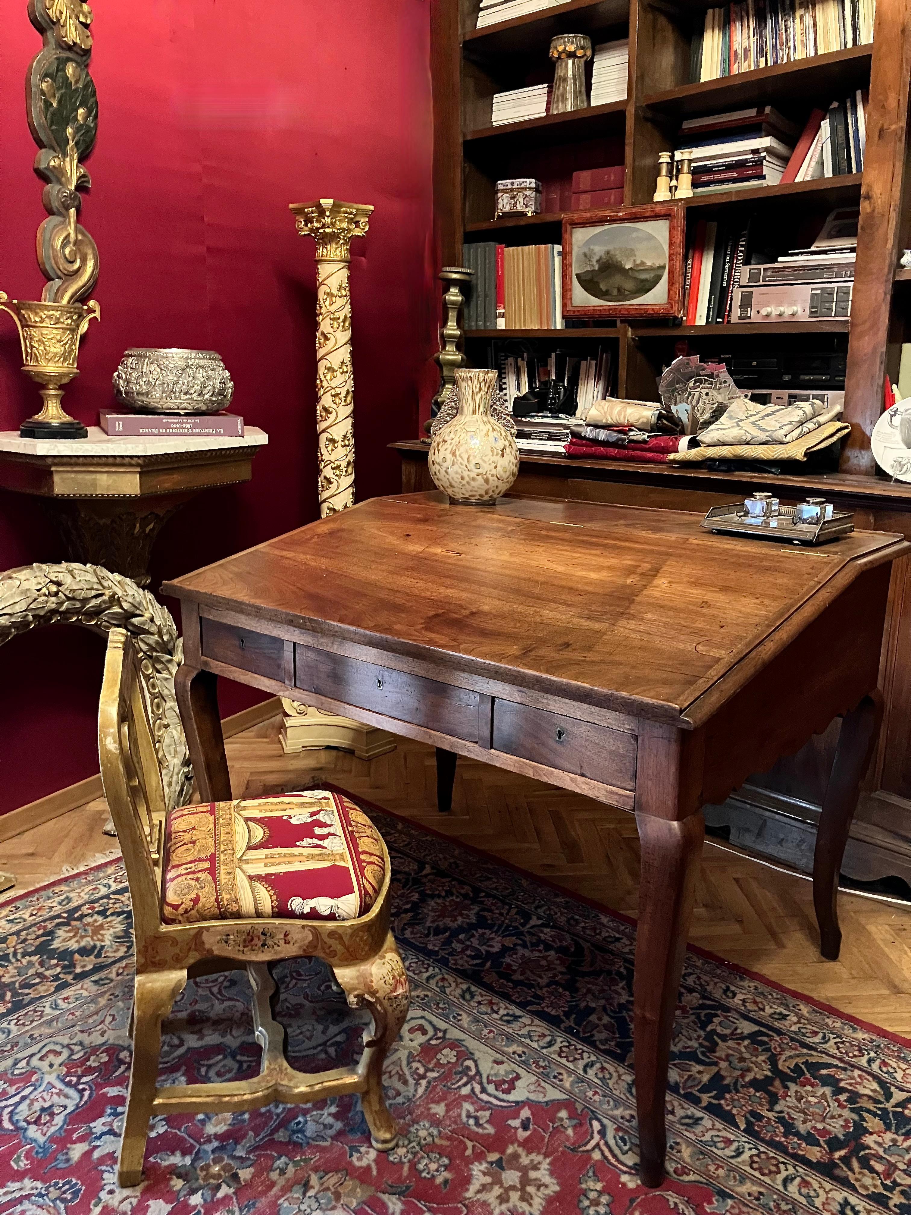 Antique French Writing Desk, 1800 Rovere massiccio con gambe a cabriole Patina elegante in vendita 3