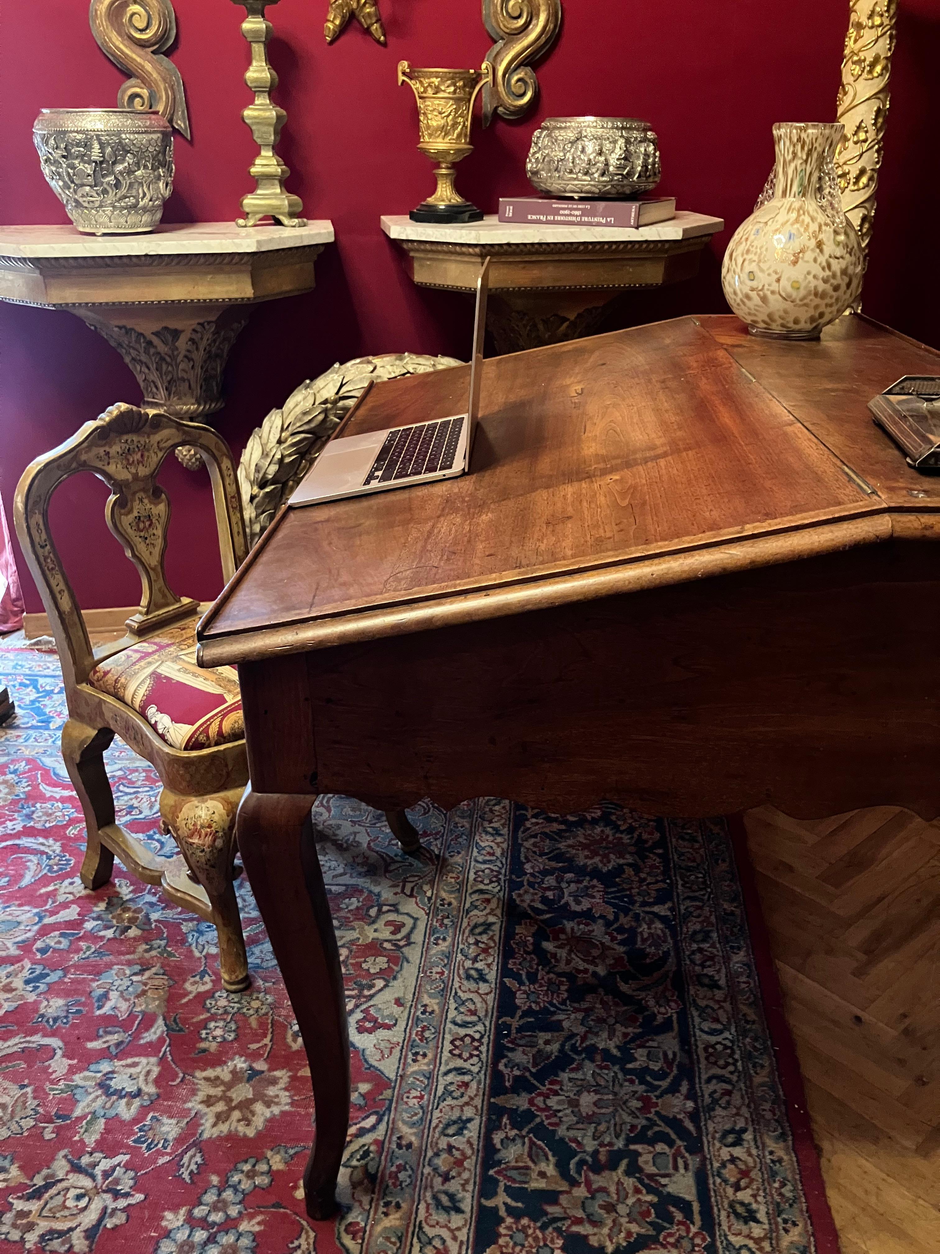 Antique French Writing Desk, 1800 Rovere massiccio con gambe a cabriole Patina elegante in vendita 4