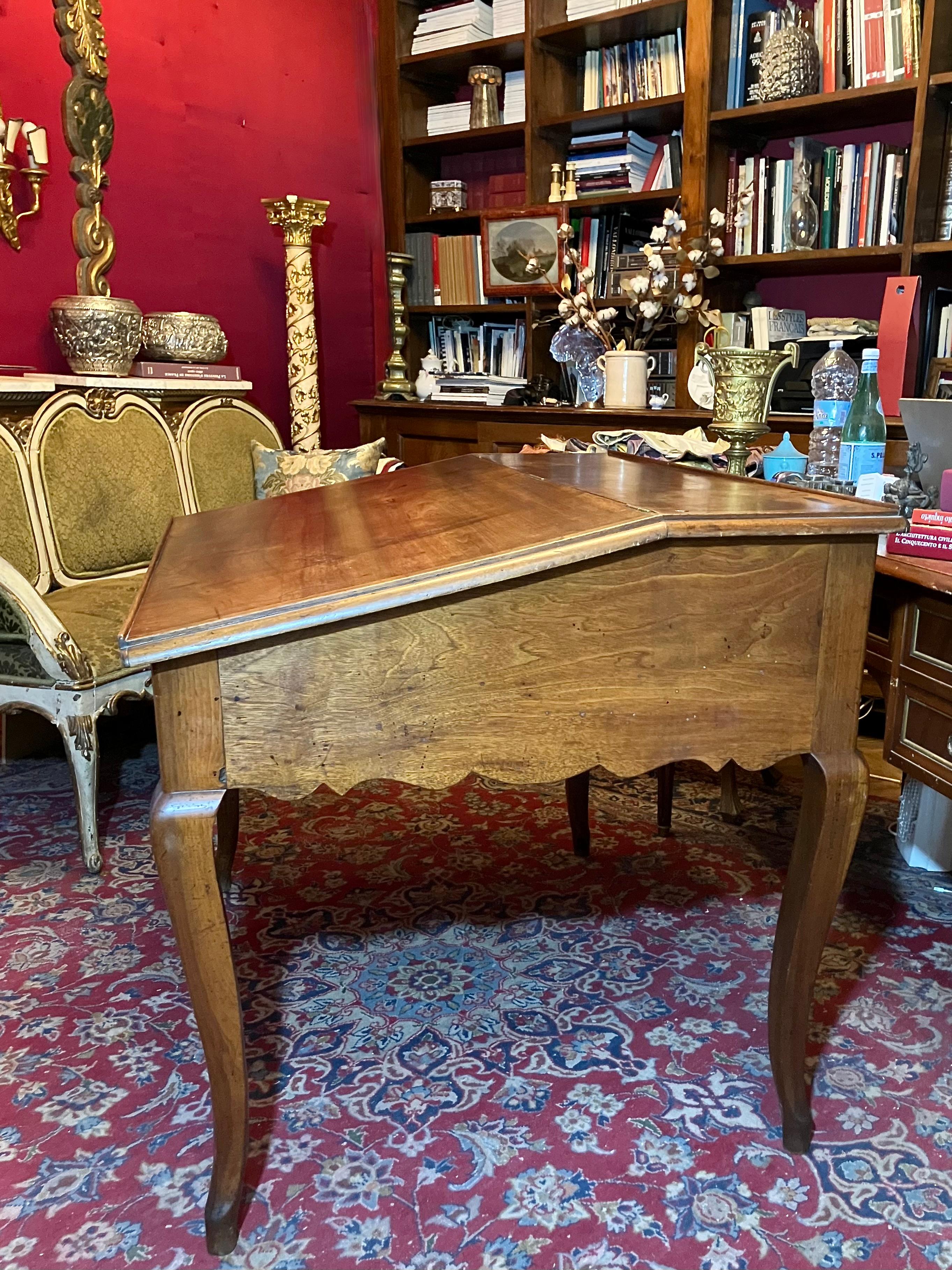 Stile provenzale Antique French Writing Desk, 1800 Rovere massiccio con gambe a cabriole Patina elegante in vendita