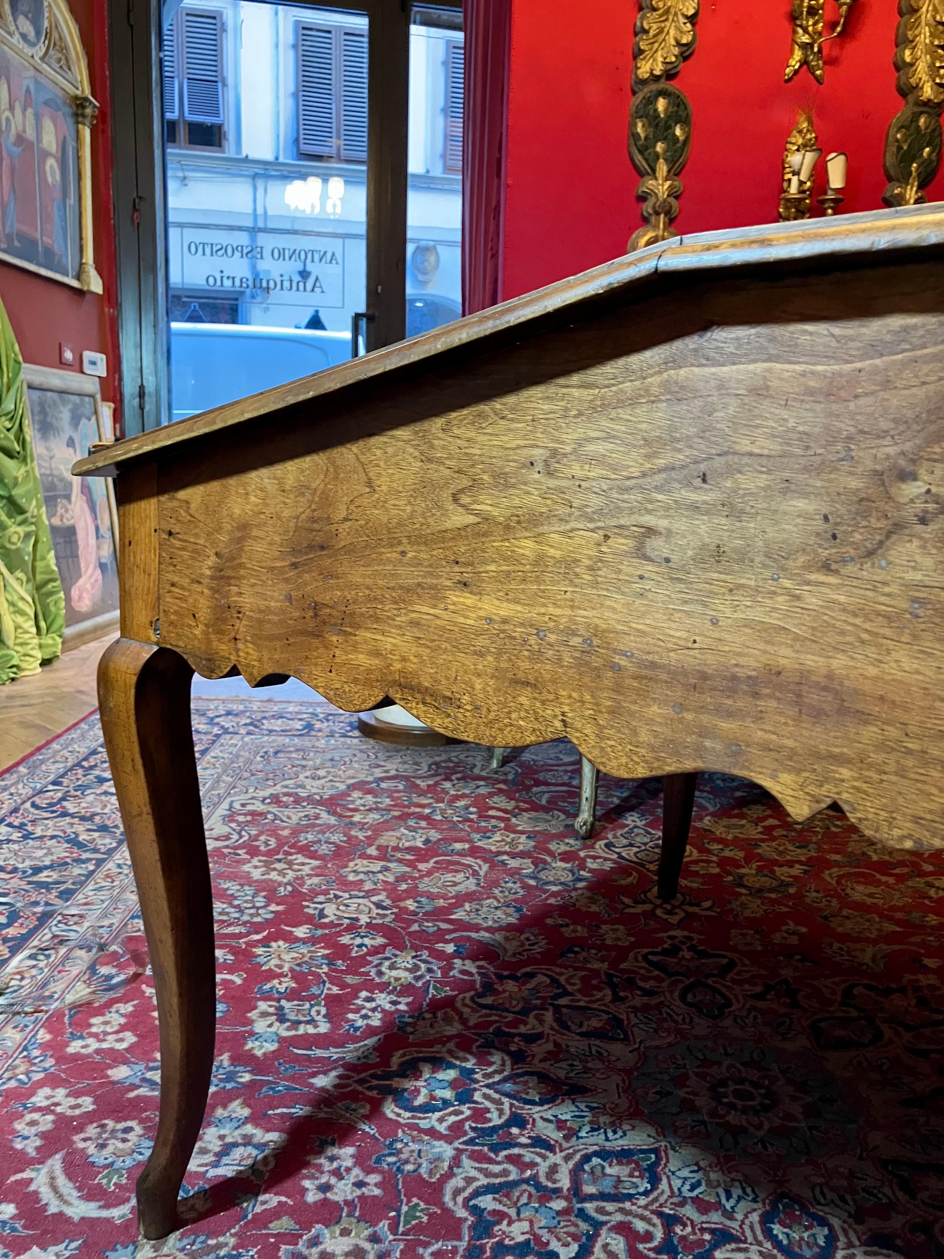 Francese Antique French Writing Desk, 1800 Rovere massiccio con gambe a cabriole Patina elegante in vendita
