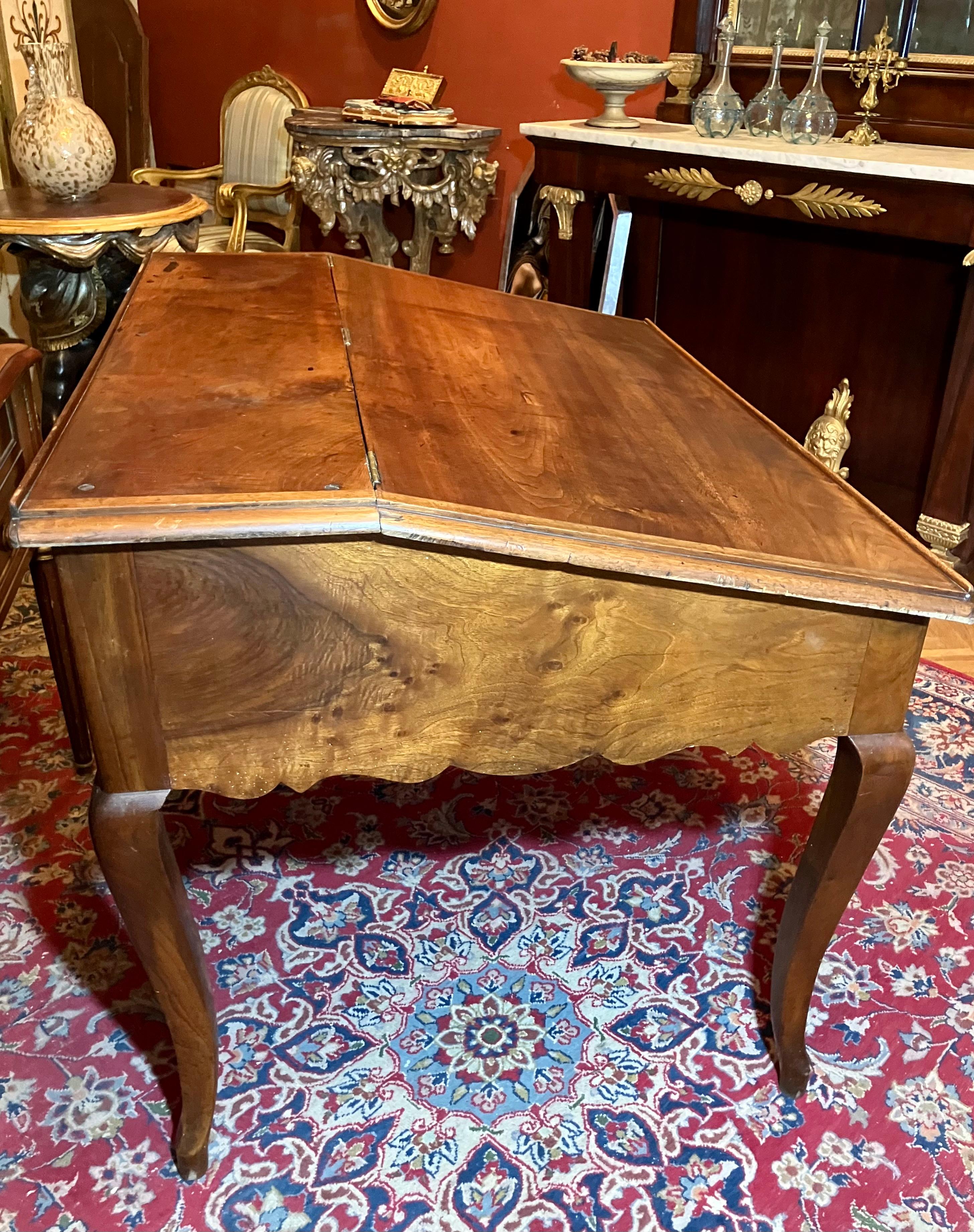Fatto a mano Antique French Writing Desk, 1800 Rovere massiccio con gambe a cabriole Patina elegante in vendita