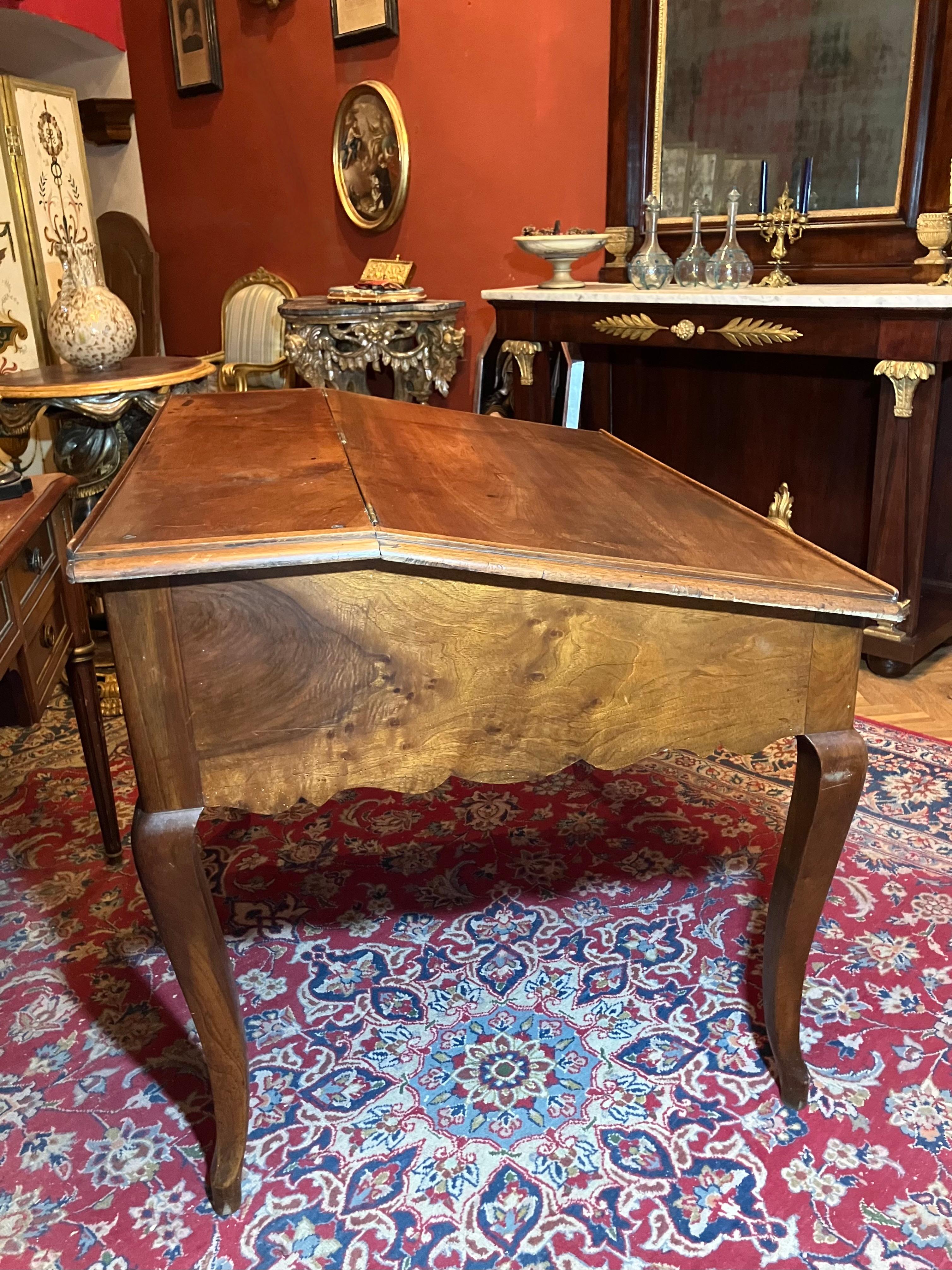 Antique French Writing Desk, 1800 Rovere massiccio con gambe a cabriole Patina elegante In condizioni buone in vendita a Firenze, IT