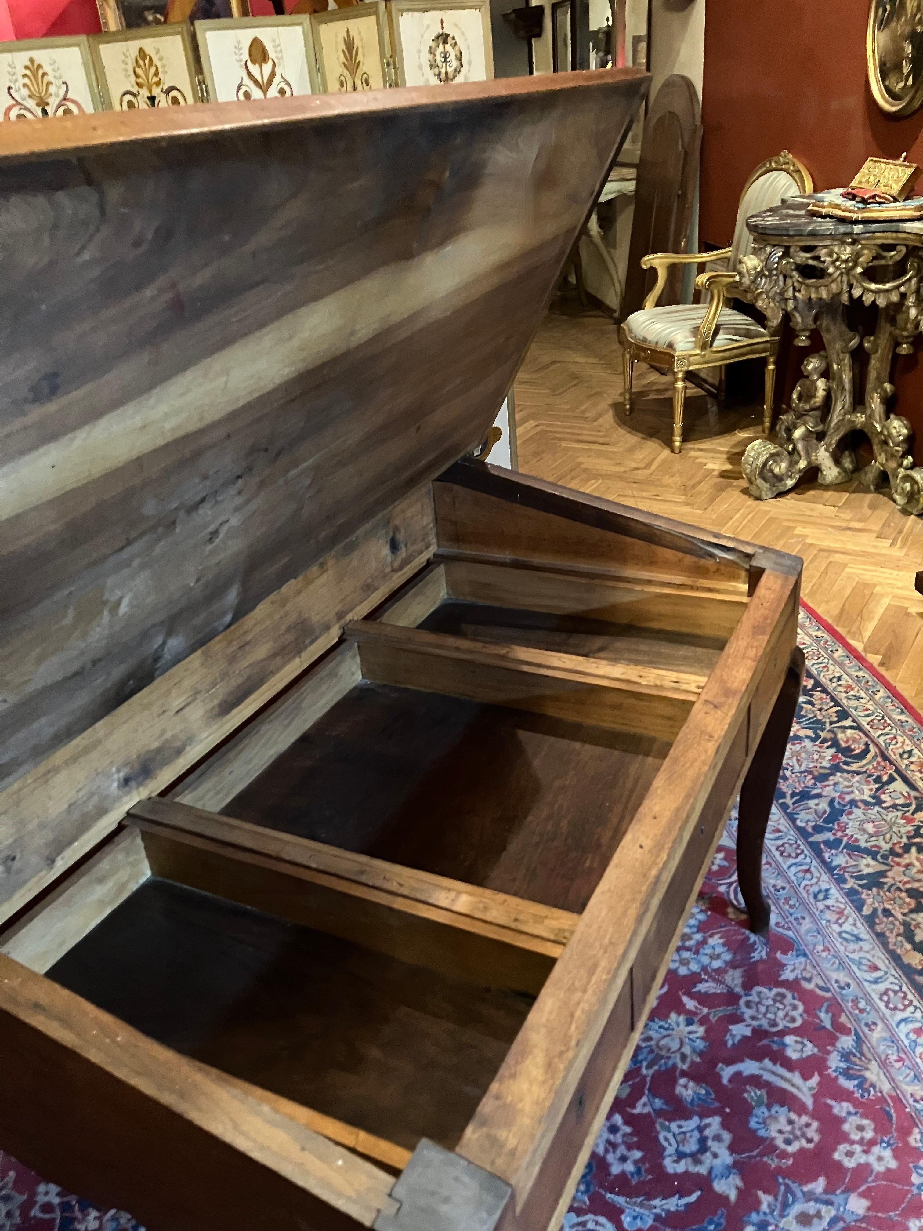 XIX secolo Antique French Writing Desk, 1800 Rovere massiccio con gambe a cabriole Patina elegante in vendita