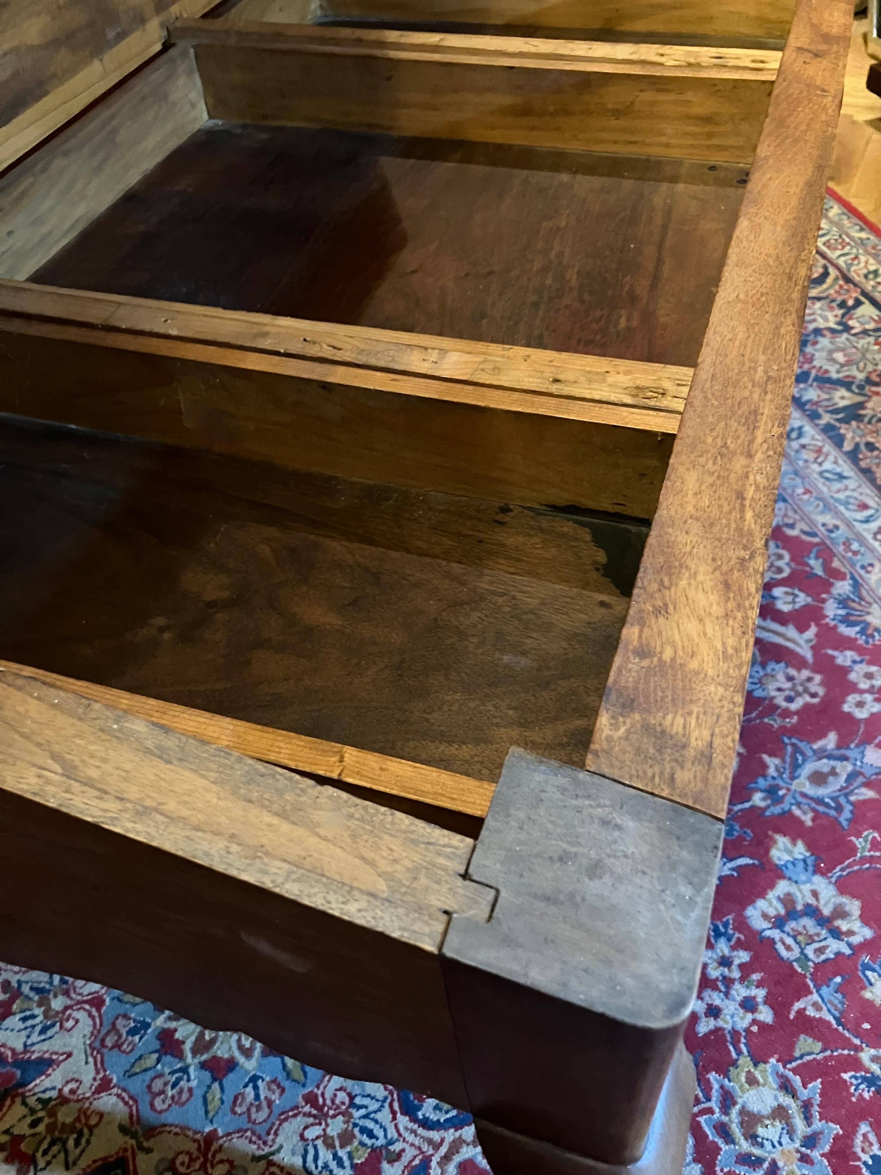 Ferro Antique French Writing Desk, 1800 Rovere massiccio con gambe a cabriole Patina elegante in vendita