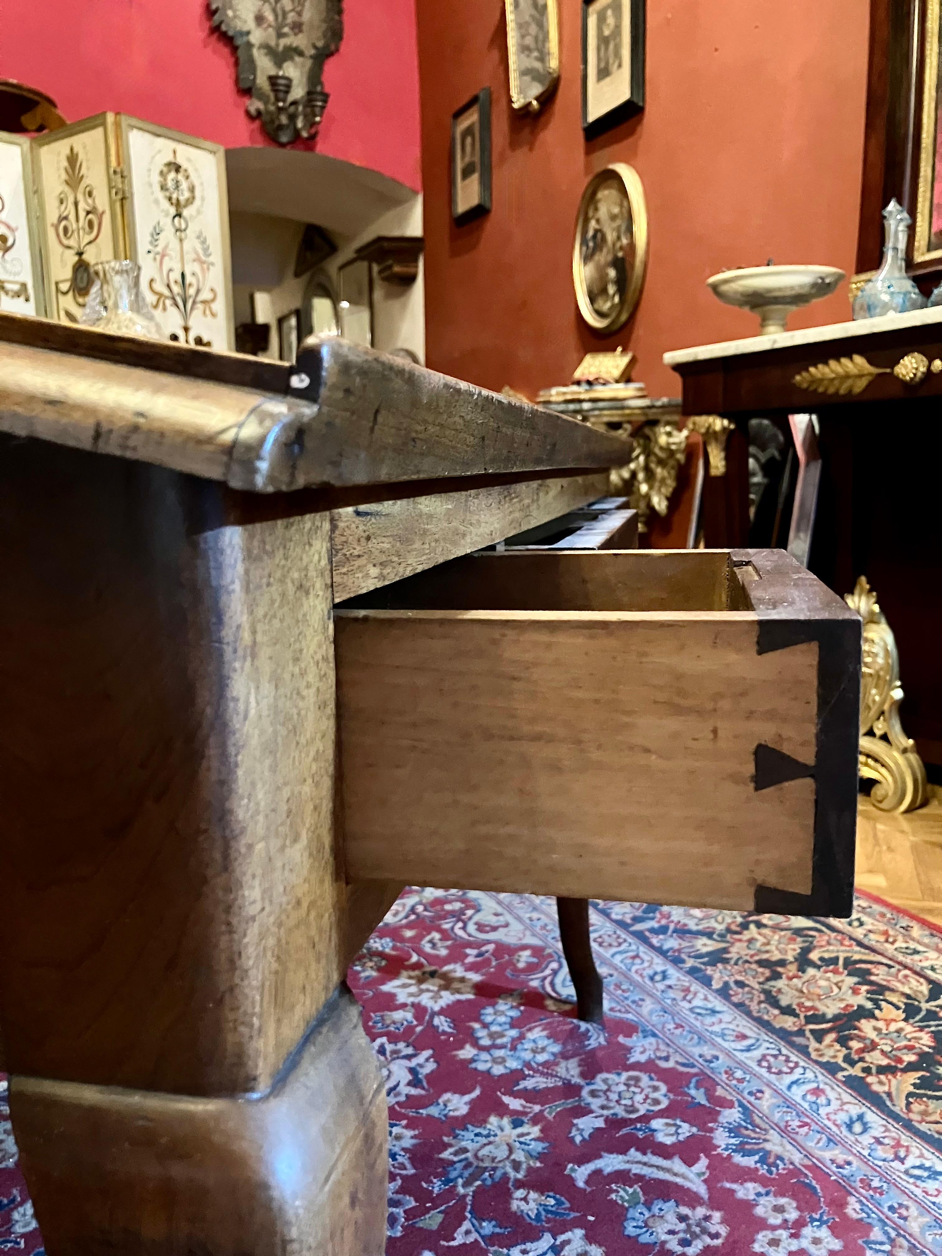 Antique French Writing Desk, 1800 Rovere massiccio con gambe a cabriole Patina elegante in vendita 1