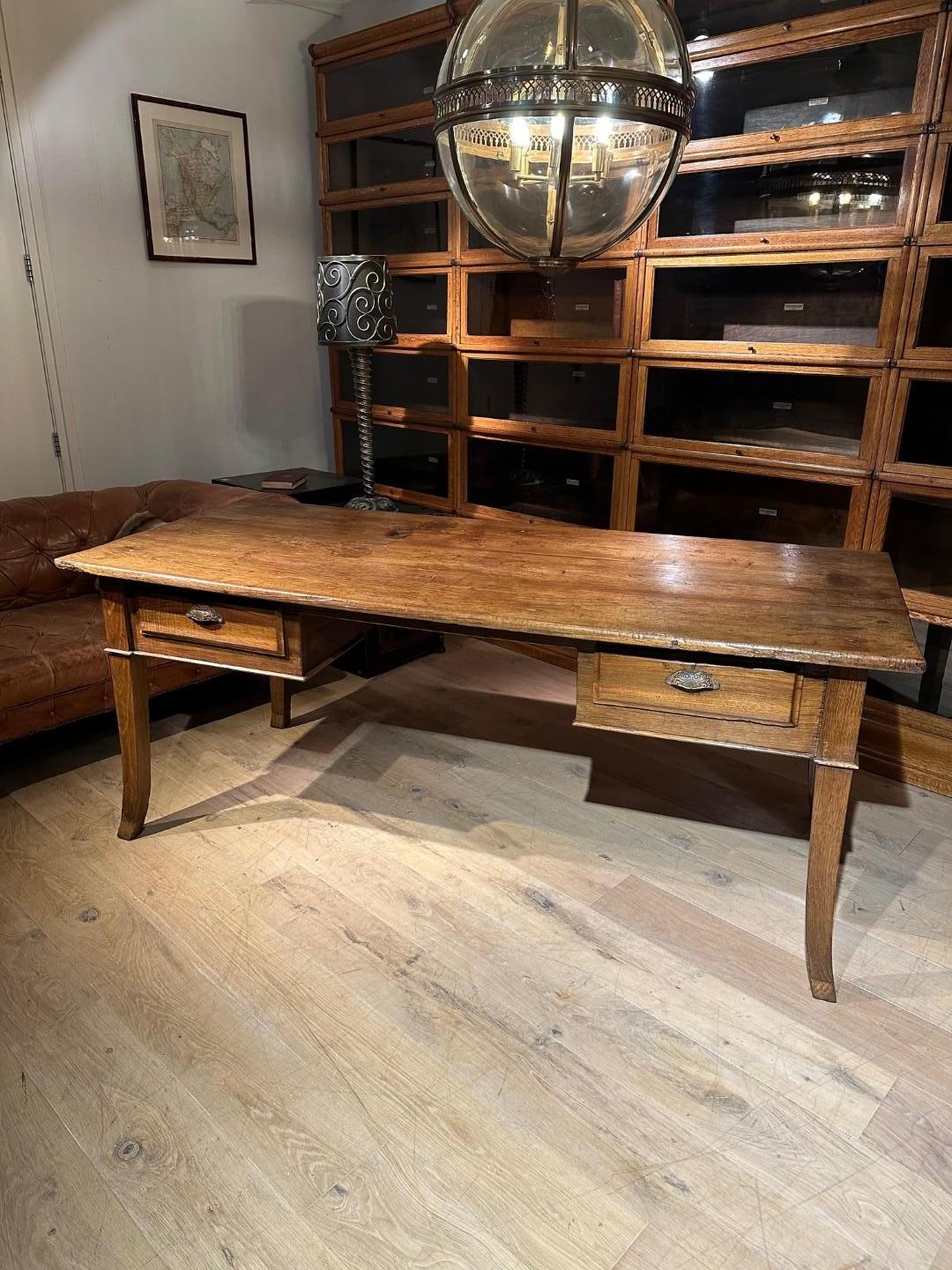 Grand bureau ancien en châtaignier avec 2 tiroirs. Belle patine d'usage. En parfait état.
Table unique et pratique grâce à l'espace pour les jambes.
Origine : France
Période : vers 1820
Taille : 192cm x 84cm x h.79cm Espace pour les jambes : L.