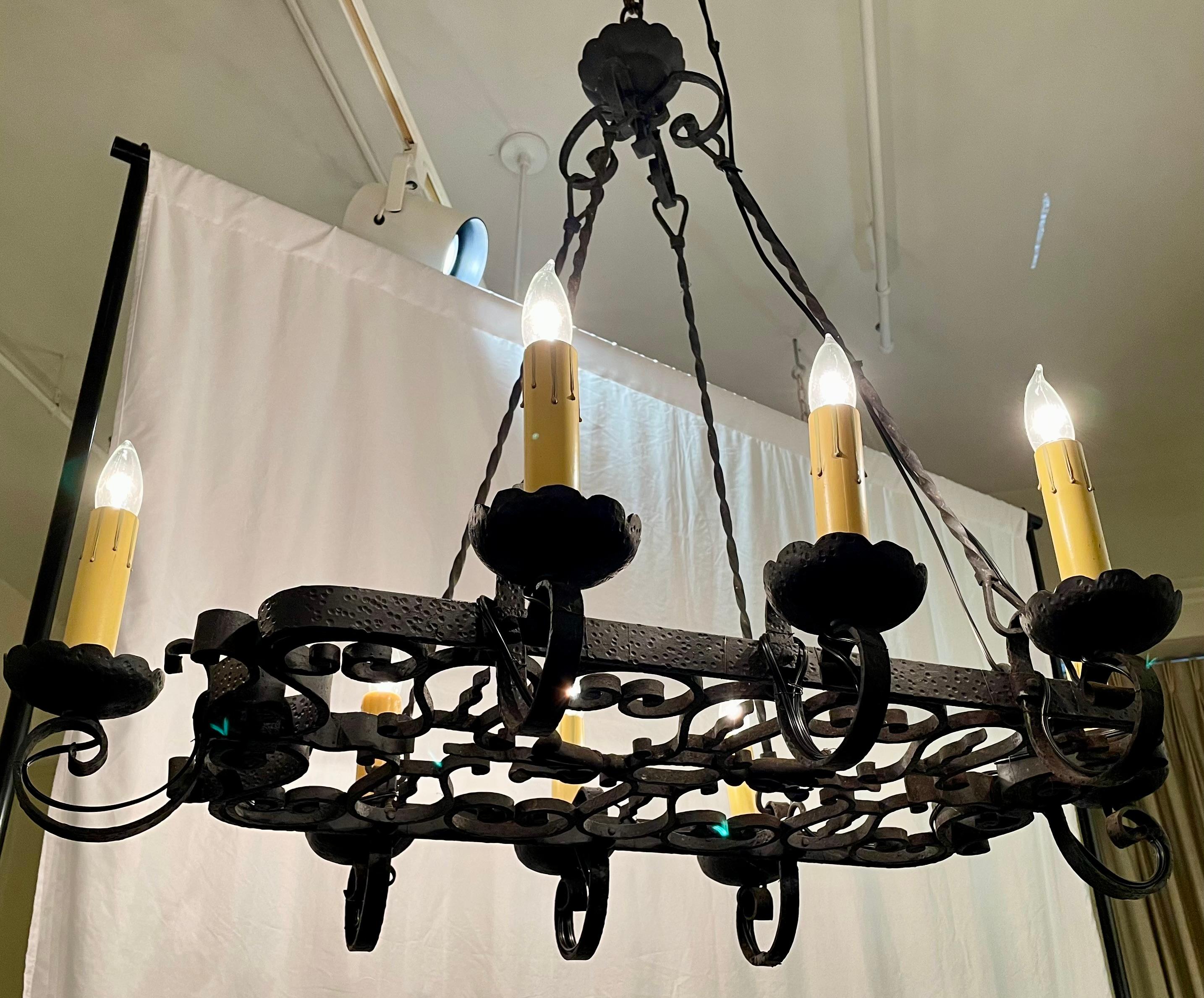 Francese Antico lampadario a 8 luci in ferro battuto francese con decorazioni a volute, circa 1890-1900. in vendita