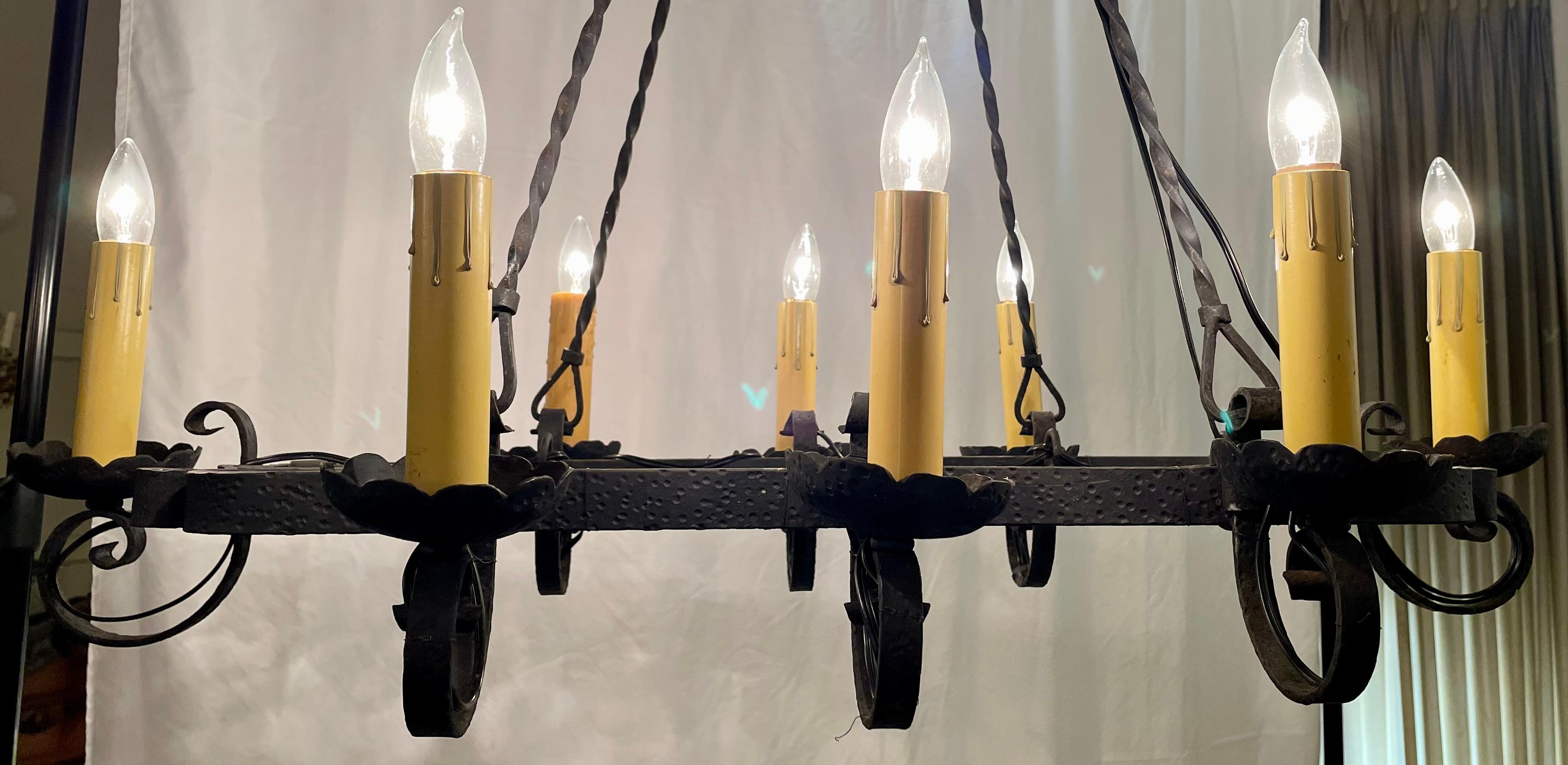 Antico lampadario a 8 luci in ferro battuto francese con decorazioni a volute, circa 1890-1900. In condizioni buone in vendita a New Orleans, LA