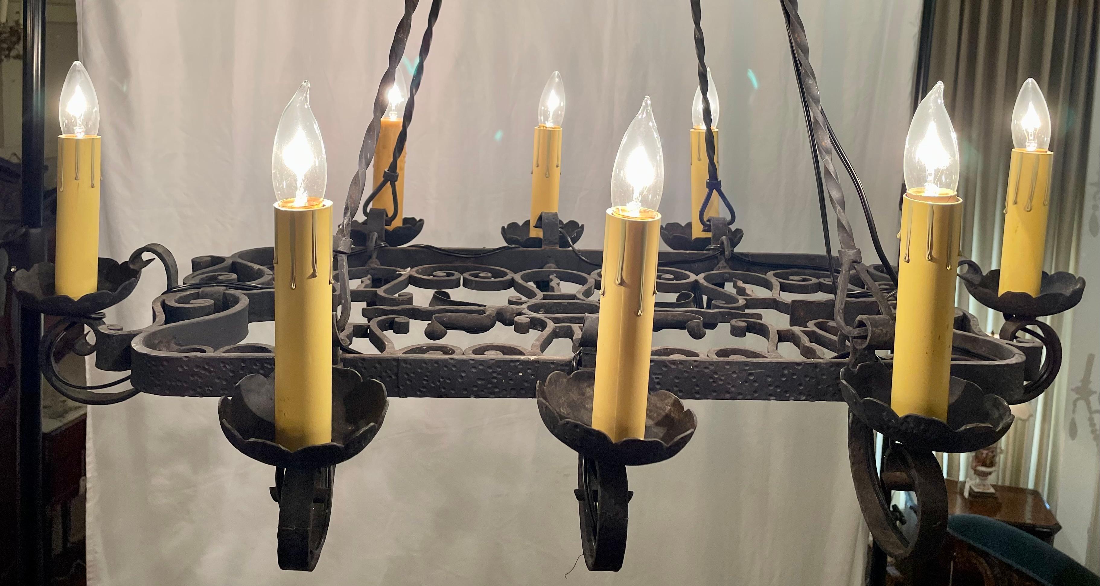 Ferro battuto Antico lampadario a 8 luci in ferro battuto francese con decorazioni a volute, circa 1890-1900. in vendita