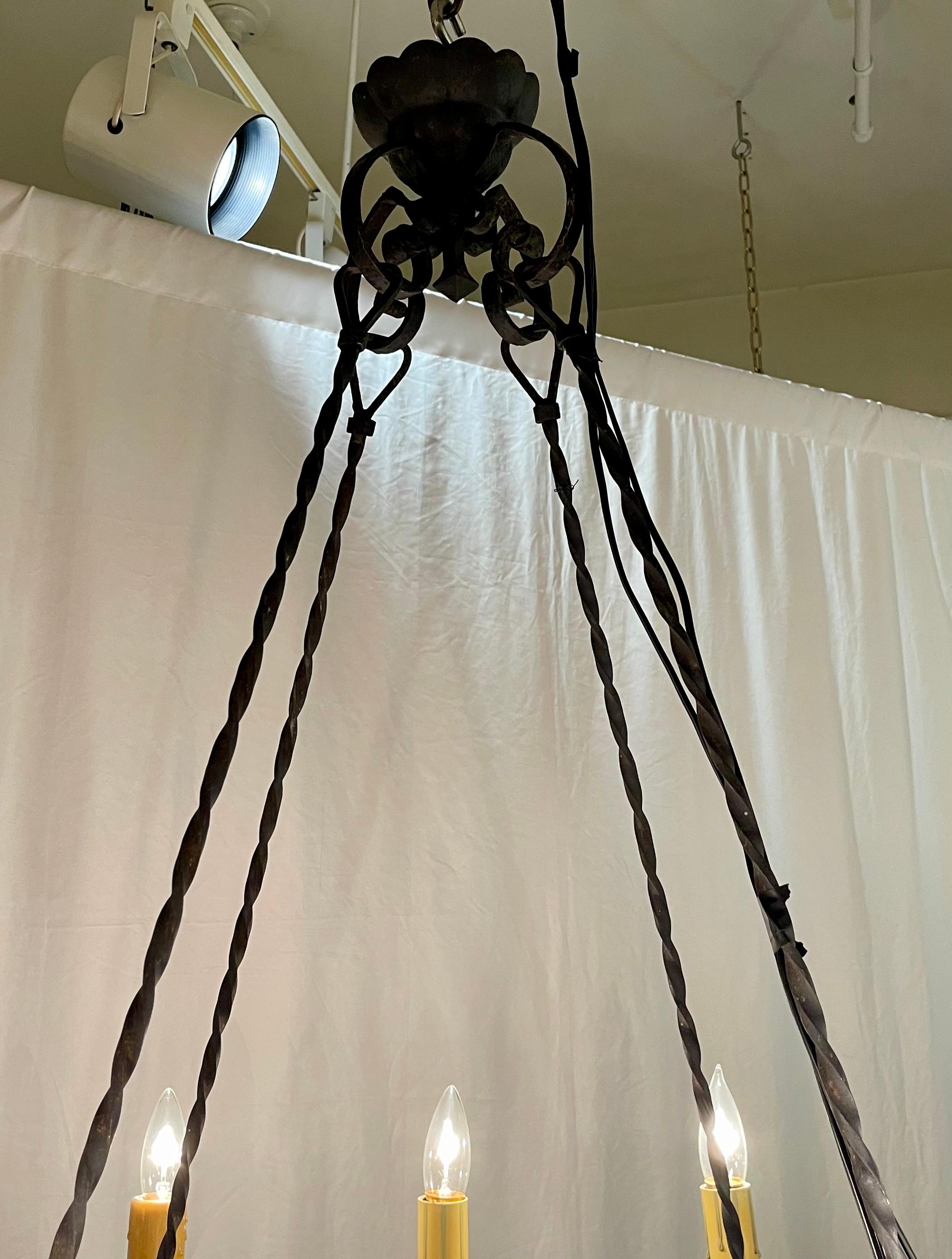 Antico lampadario a 8 luci in ferro battuto francese con decorazioni a volute, circa 1890-1900. in vendita 1