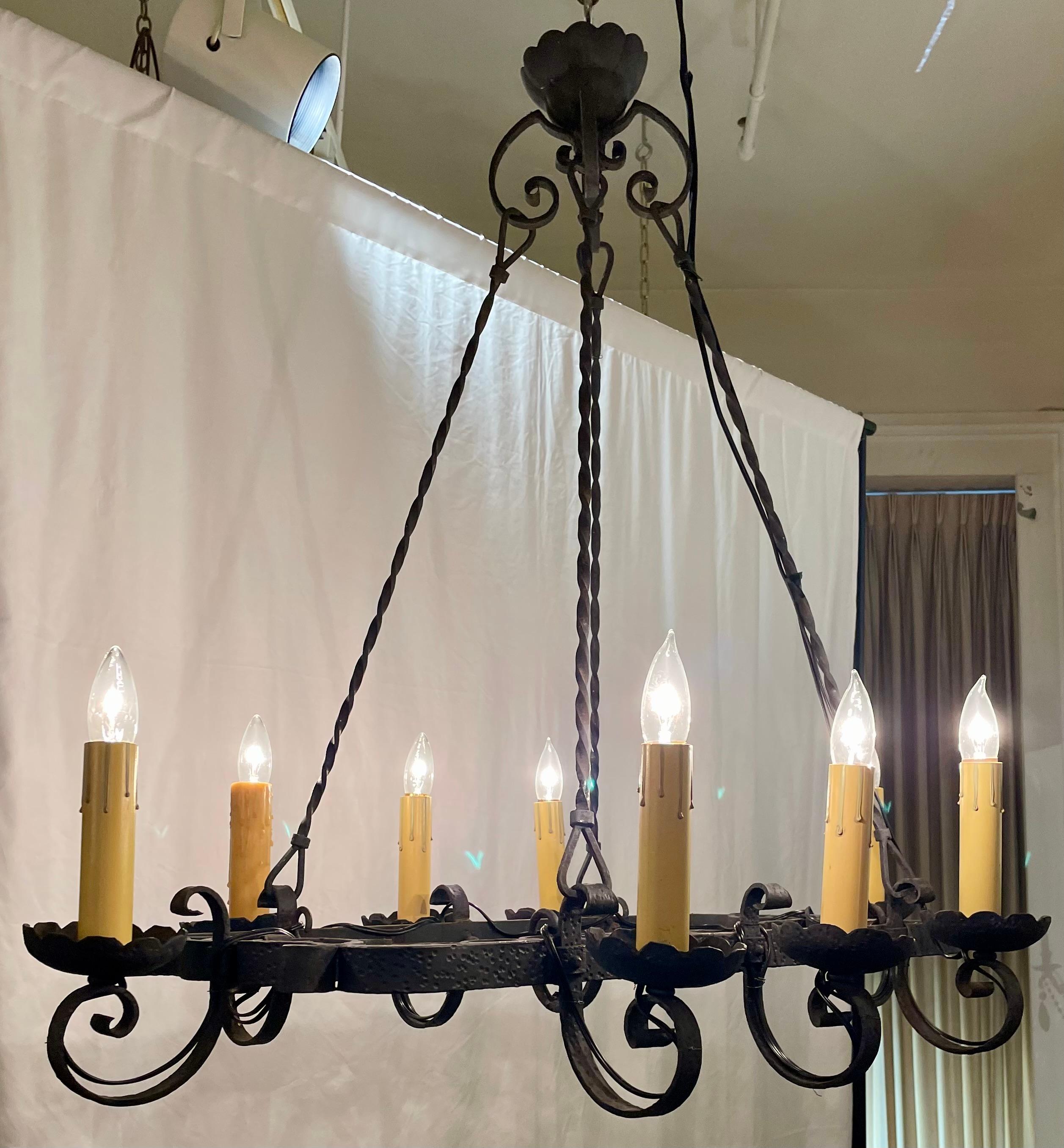 Antico lampadario a 8 luci in ferro battuto francese con decorazioni a volute, circa 1890-1900. in vendita 2