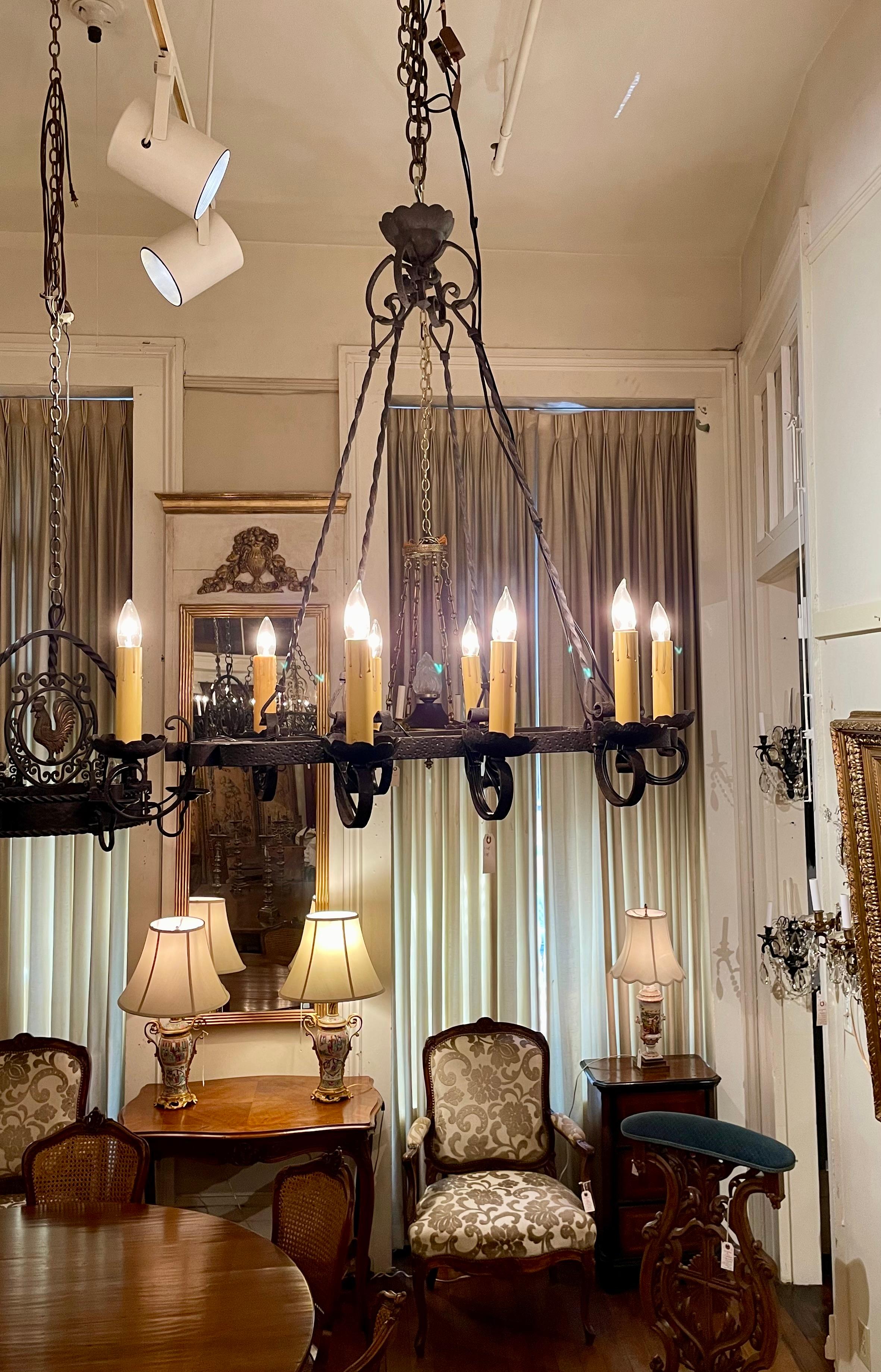 Antico lampadario a 8 luci in ferro battuto francese con decorazioni a volute, circa 1890-1900. in vendita 3