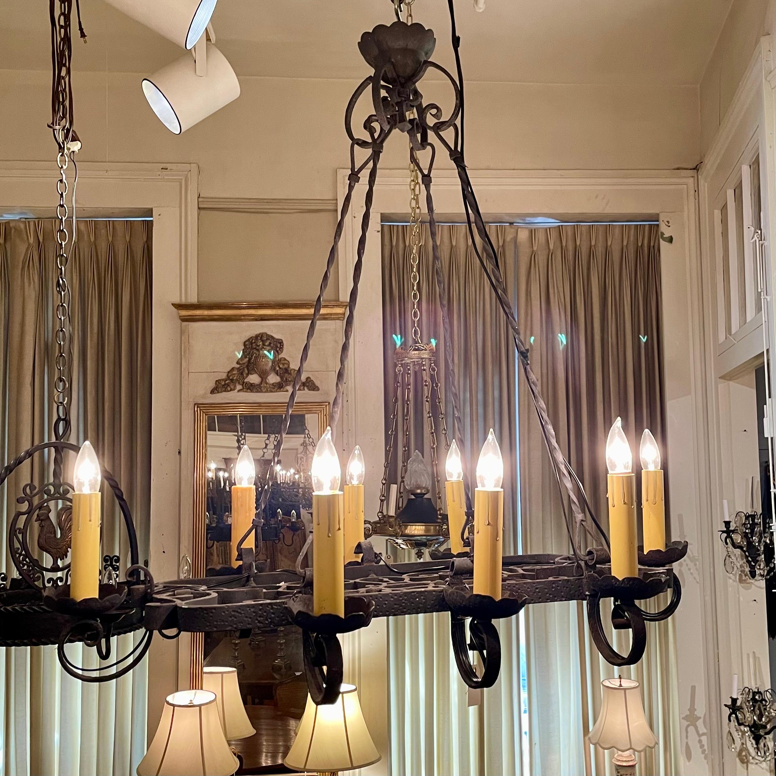 Antico lampadario a 8 luci in ferro battuto francese con decorazioni a volute, circa 1890-1900. in vendita 4