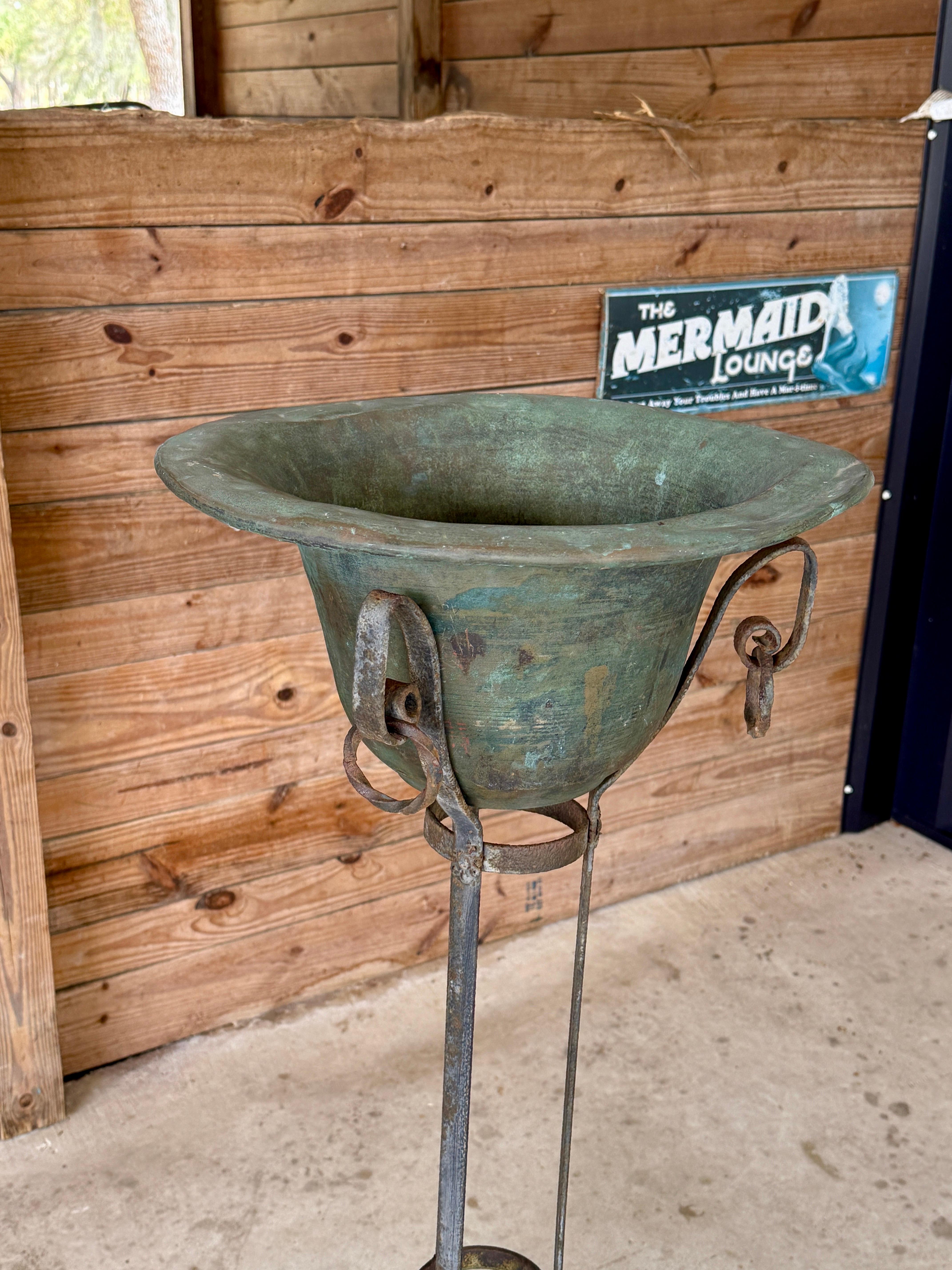 Anciennes Jardinières en Fer Forgé et Cuivre Patiné - Paire en vente 3