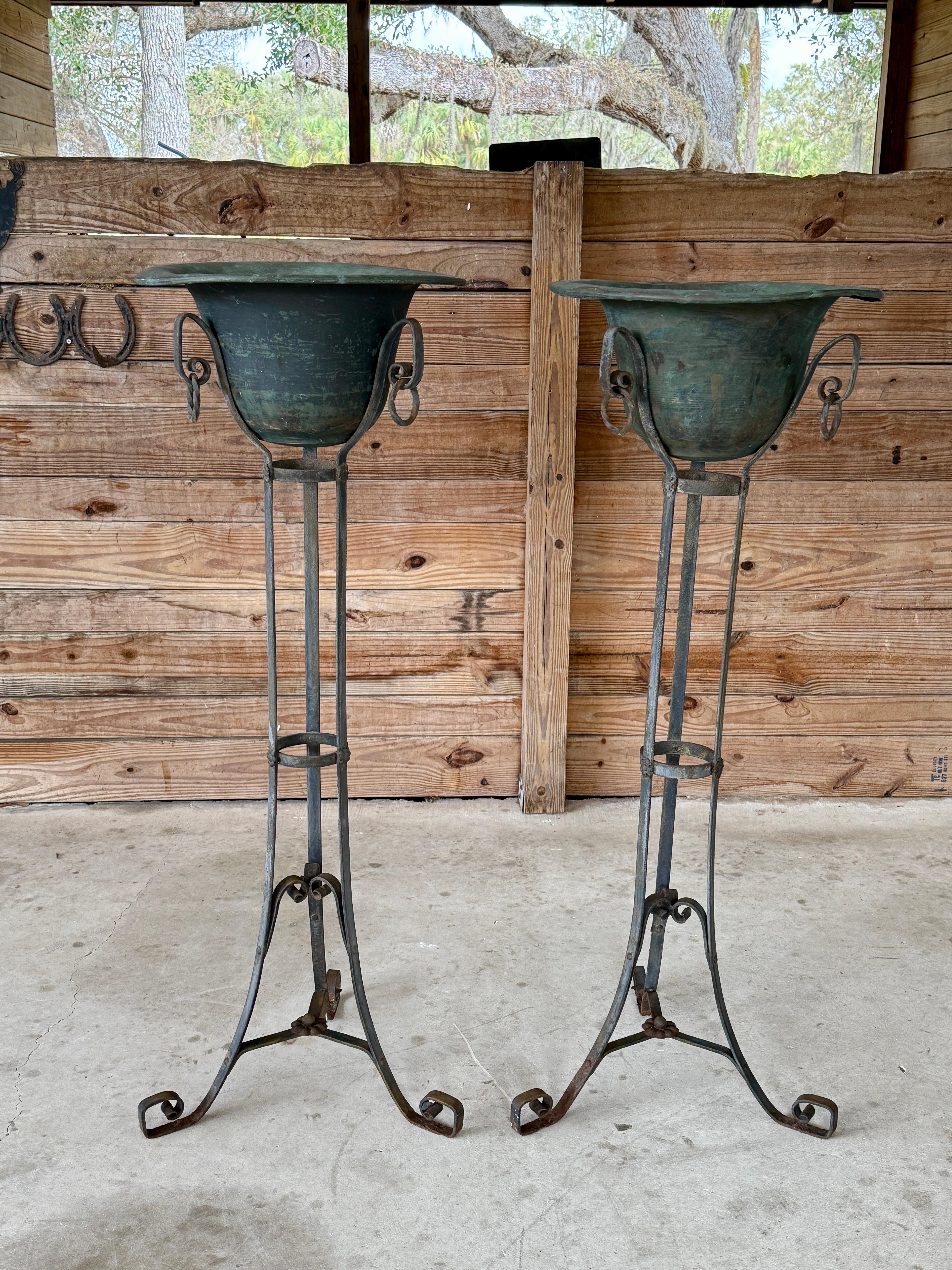 Anciennes Jardinières en Fer Forgé et Cuivre Patiné - Paire en vente 6