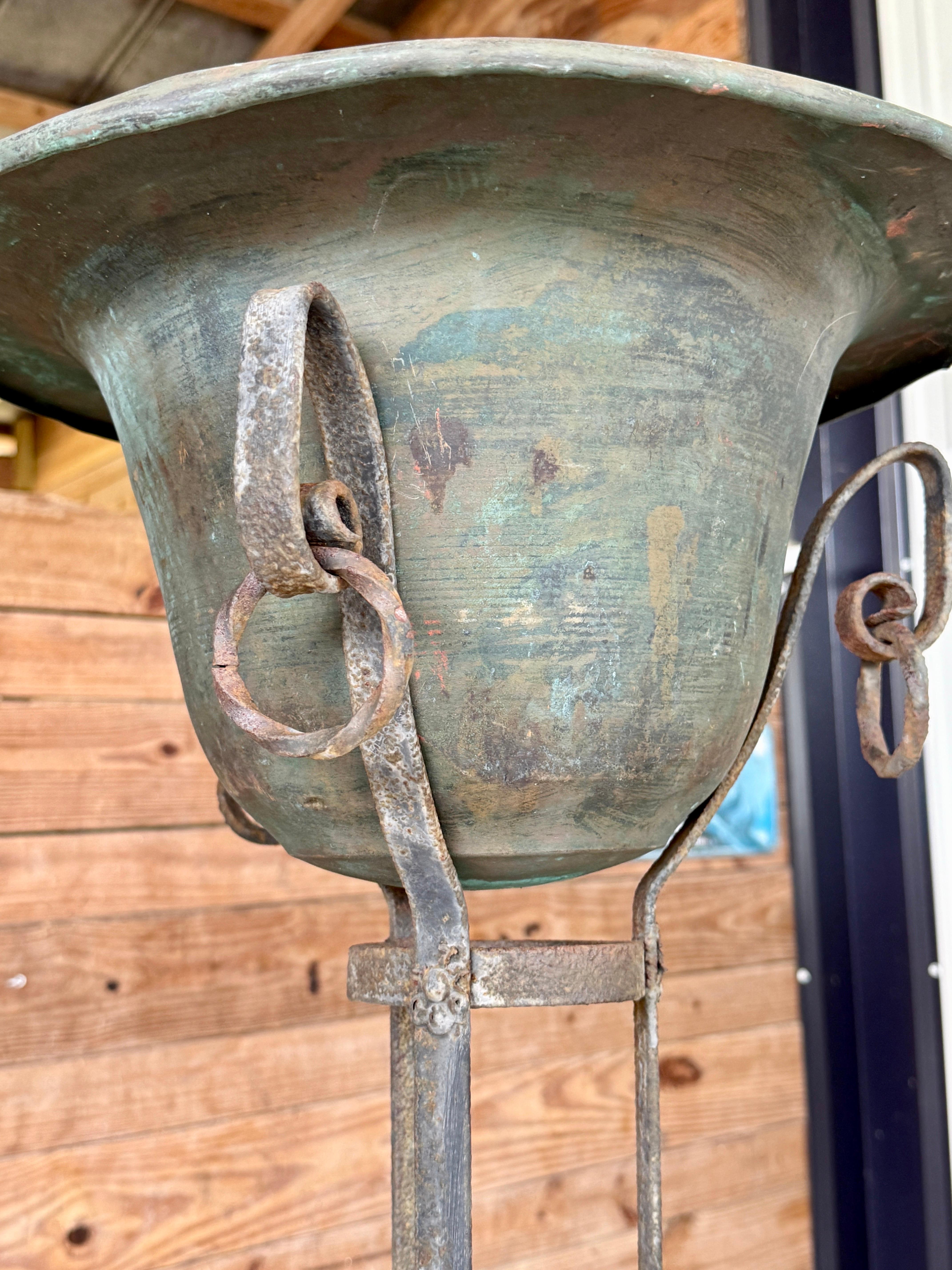 20ième siècle Anciennes Jardinières en Fer Forgé et Cuivre Patiné - Paire en vente