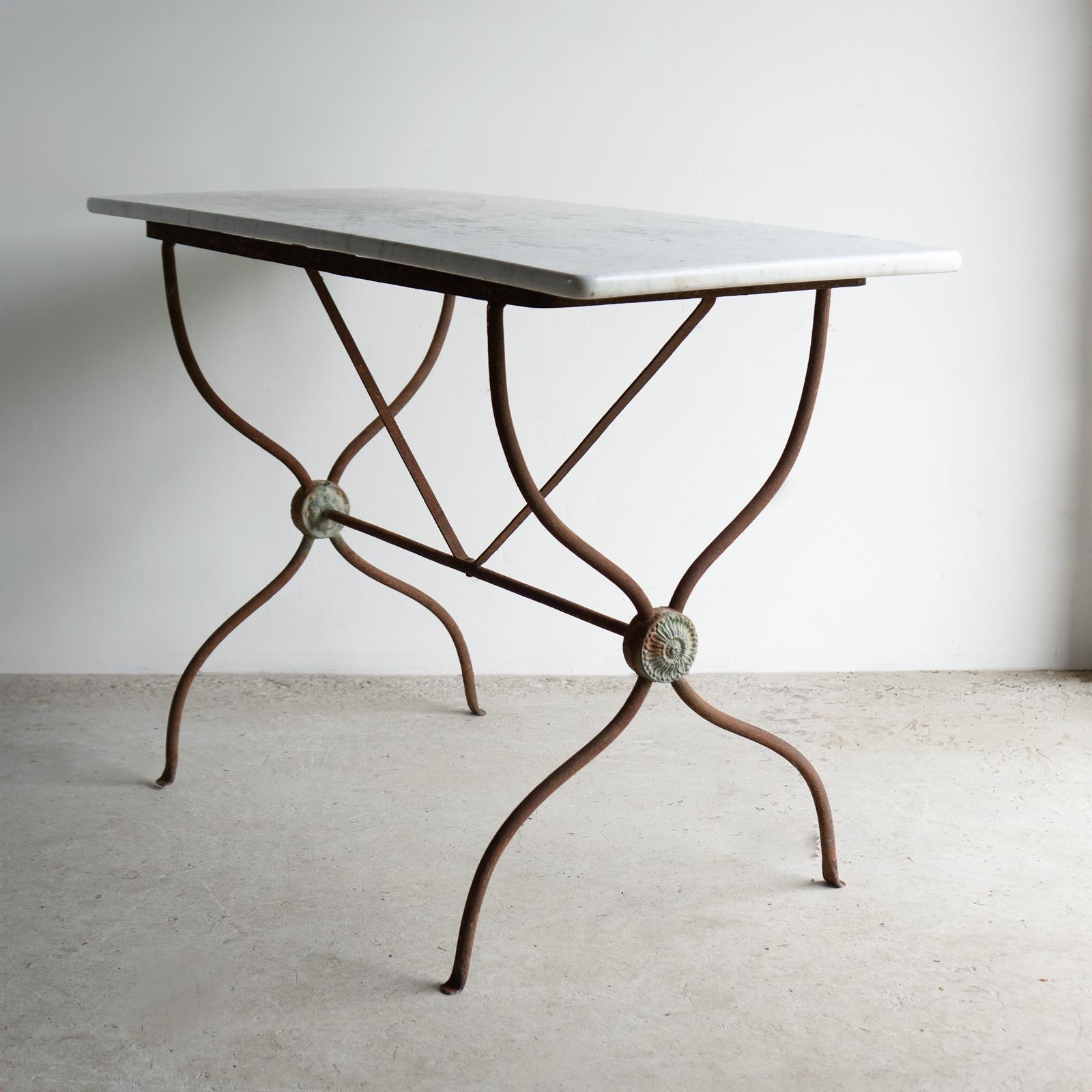 MESA ANTIGUA DE INTERIOR/EXTERIOR 

Mesa decorativa y útil con tablero rectangular de mármol de Carrara sobre un marco de hierro forjado perfilado con un redondel neoclásico de plomo en cada extremo. 

Adecuada en diversos entornos, tanto en