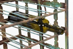 Ancien coffre de rangement à vin en fer forgé français pour 28 bouteilles