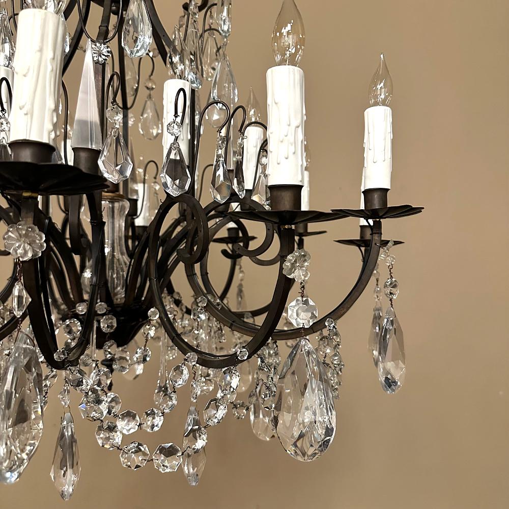 Antico lampadario francese in ferro battuto e cristallo in vendita 3
