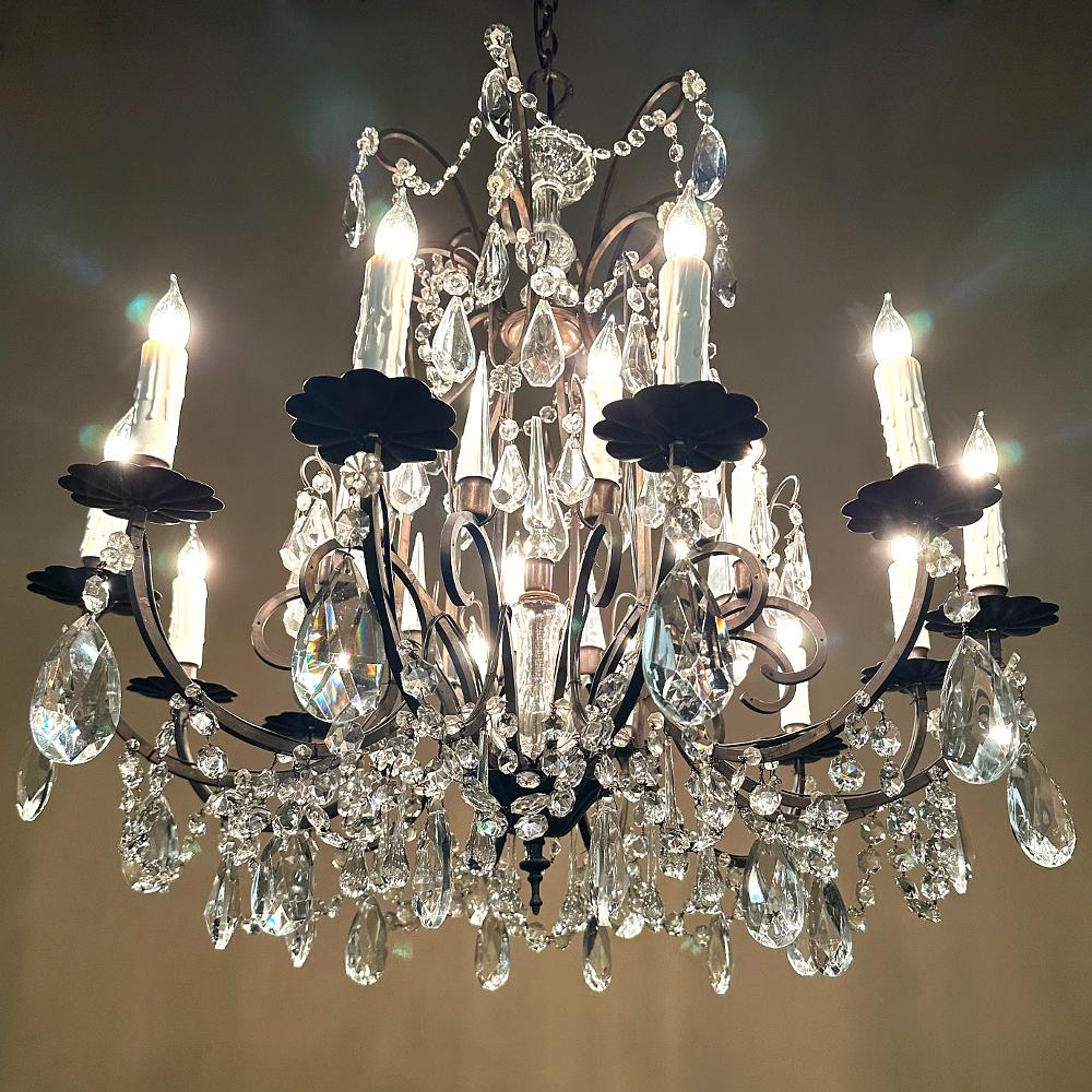 Antico lampadario francese in ferro battuto e cristallo in vendita 6