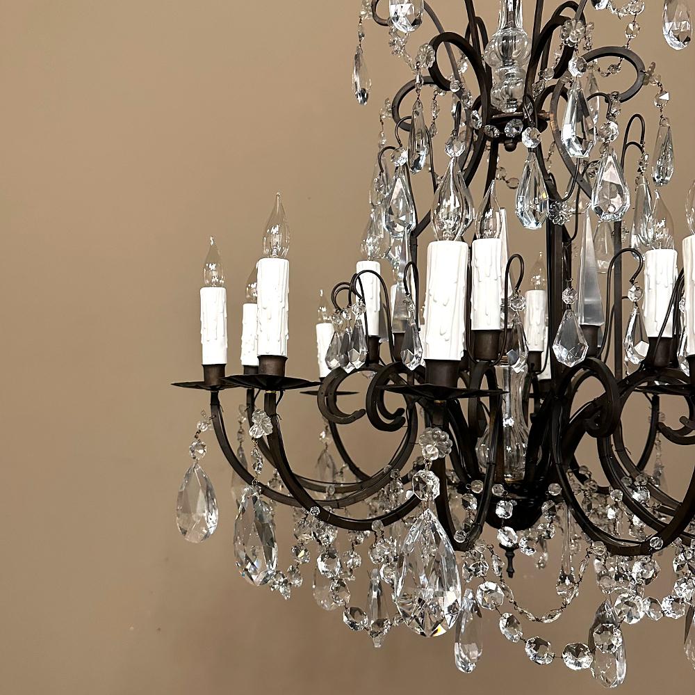 Antico lampadario francese in ferro battuto e cristallo in vendita 10