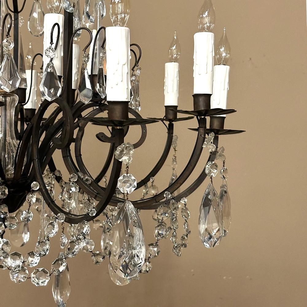 Antico lampadario francese in ferro battuto e cristallo in vendita 12