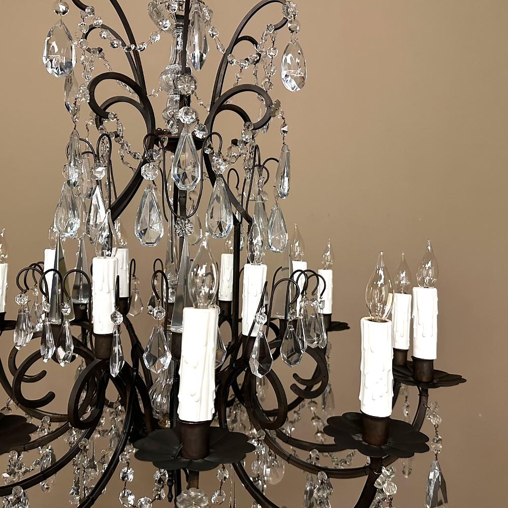 Antico lampadario francese in ferro battuto e cristallo In condizioni buone in vendita a Dallas, TX