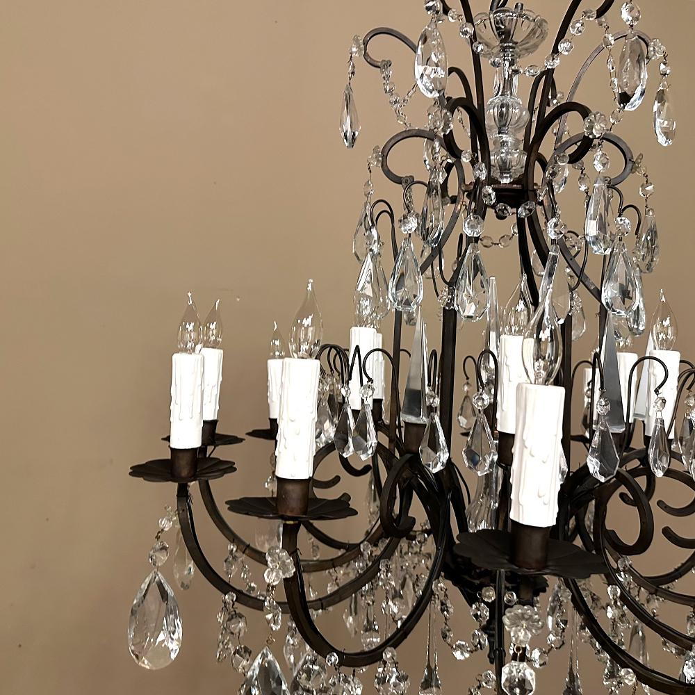 XX secolo Antico lampadario francese in ferro battuto e cristallo in vendita