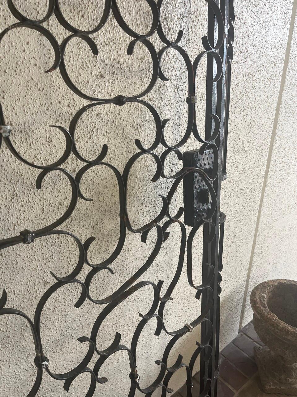 Antique French Wrought Iron Entry Gate In Good Condition For Sale In Houston, TX