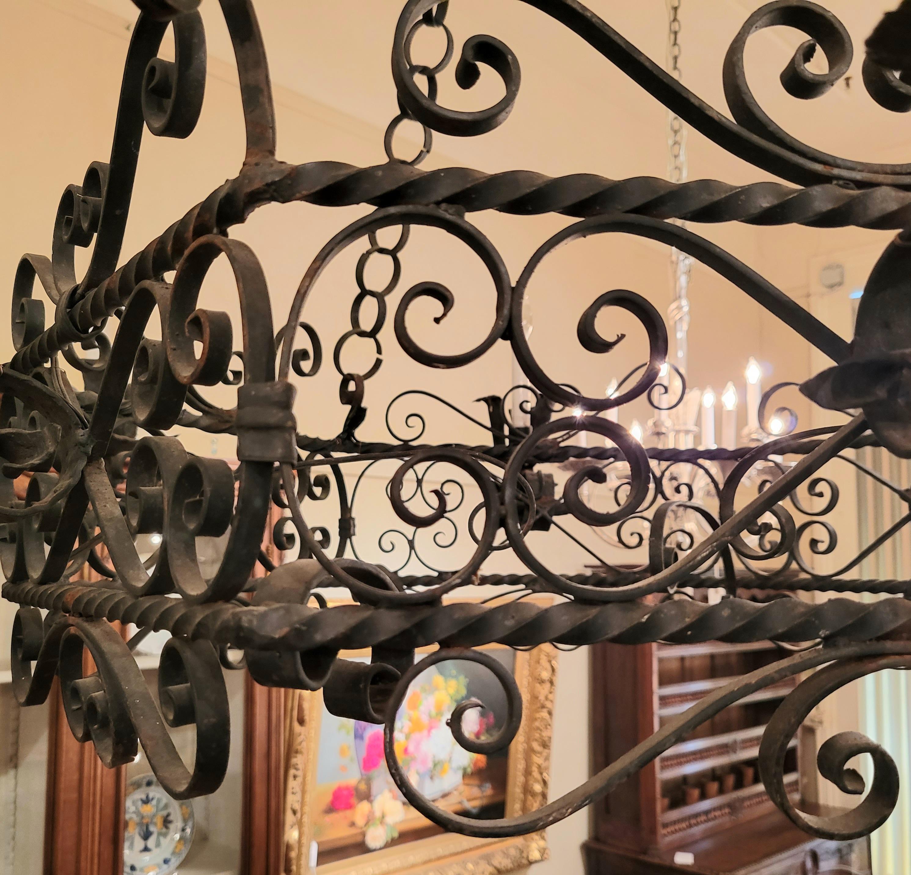 Luminaire ancien en fer forgé français, vers 1900-1910 en vente 1