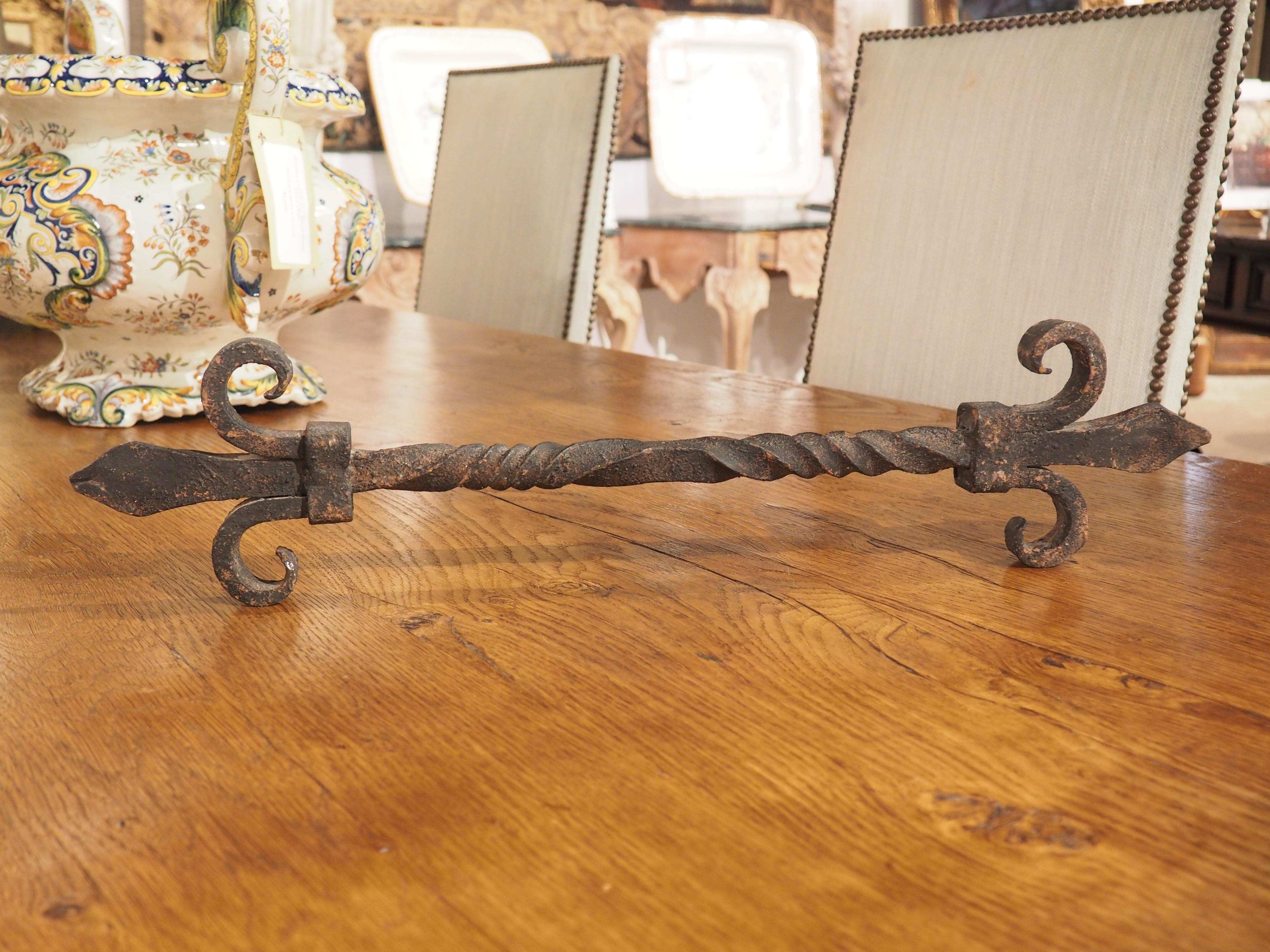 Antique French Wrought Iron Fleur de Lys Hanging Rod or Door Pull, 19th Century In Good Condition In Dallas, TX