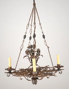 Antiguo candelabro francés de hierro forjado de cuatro brazos