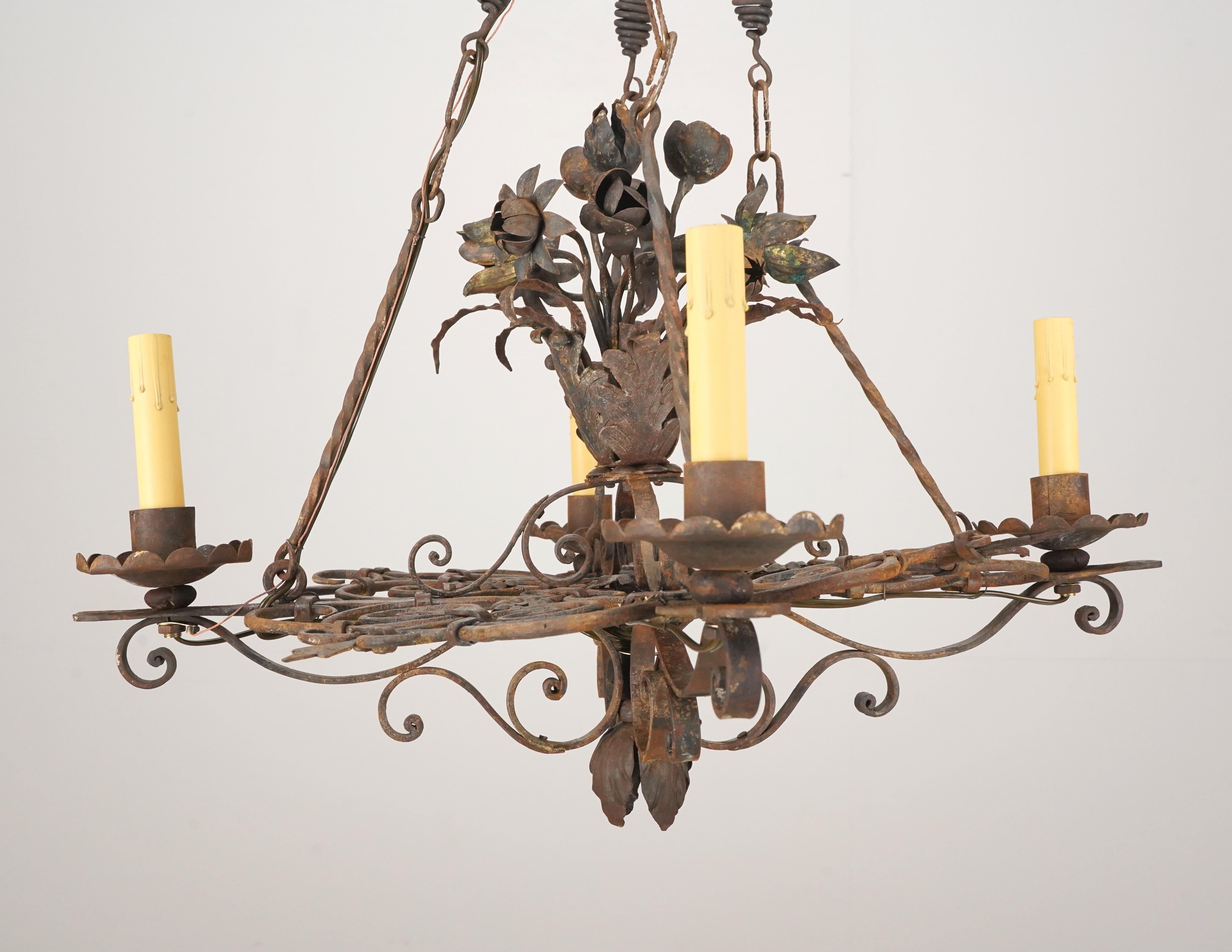 Antiguo candelabro francés de hierro forjado de cuatro brazos en Bueno estado para la venta en New York, NY