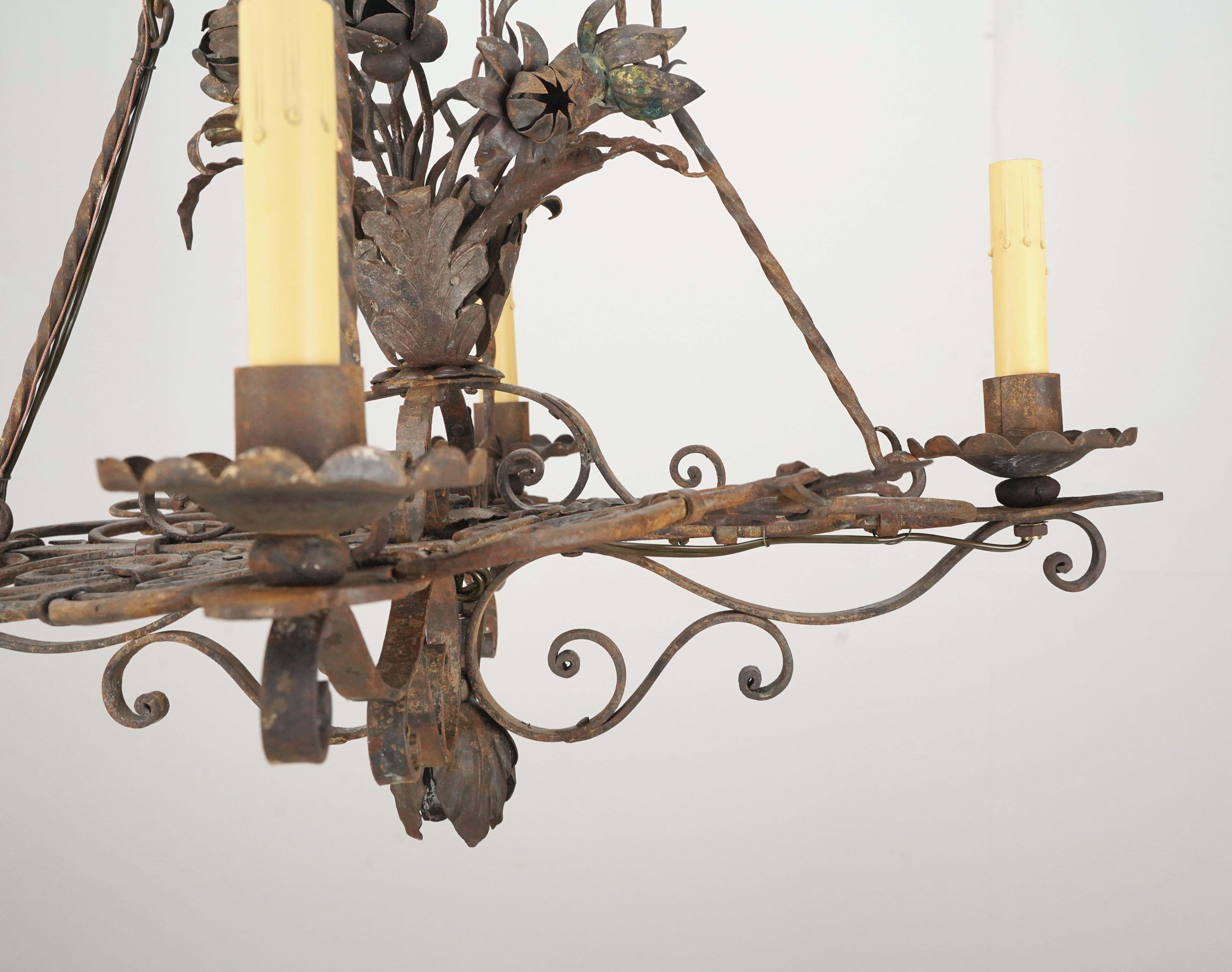 Antiguo candelabro francés de hierro forjado de cuatro brazos siglo XX en venta