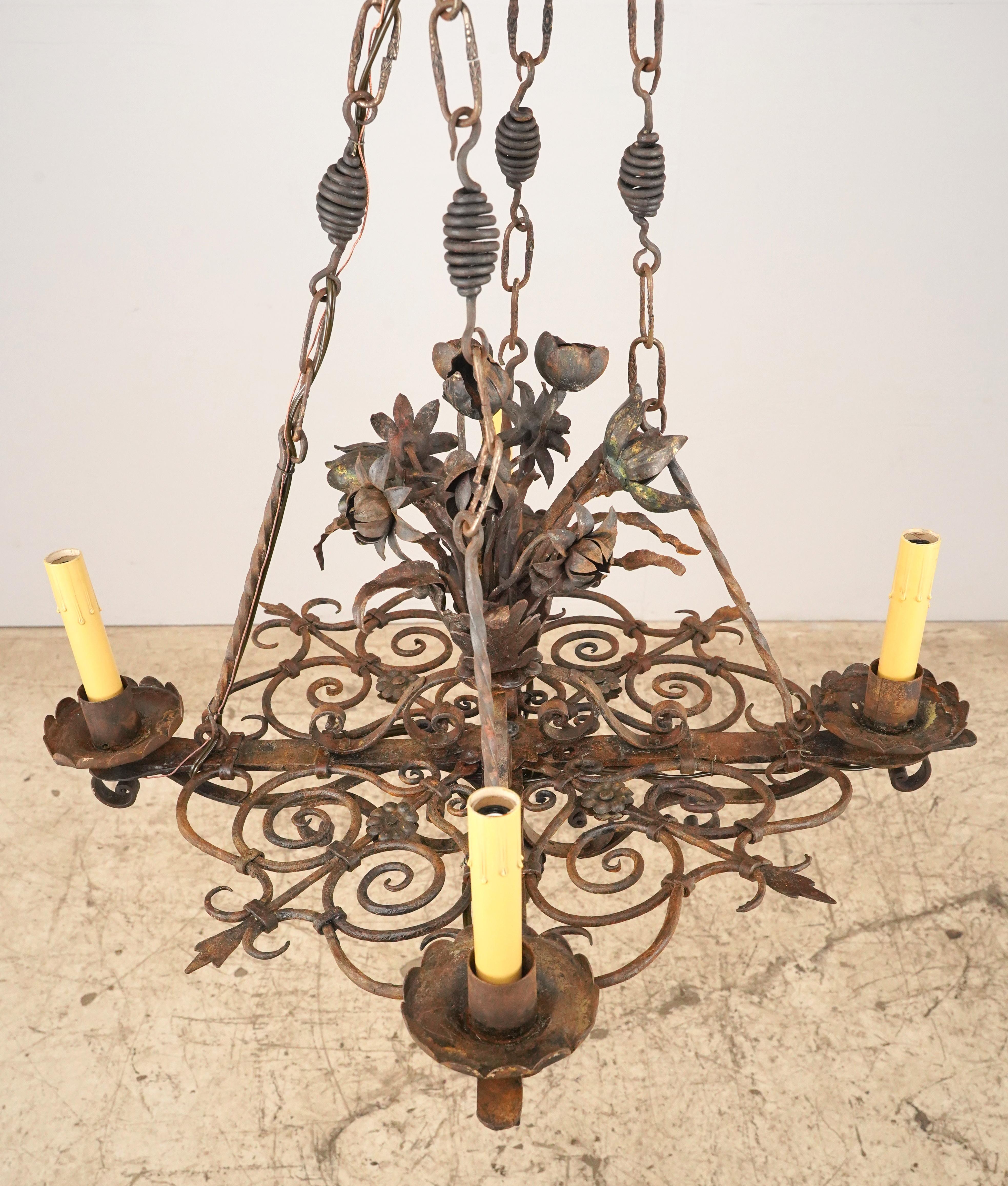 Antiguo candelabro francés de hierro forjado de cuatro brazos en venta 1