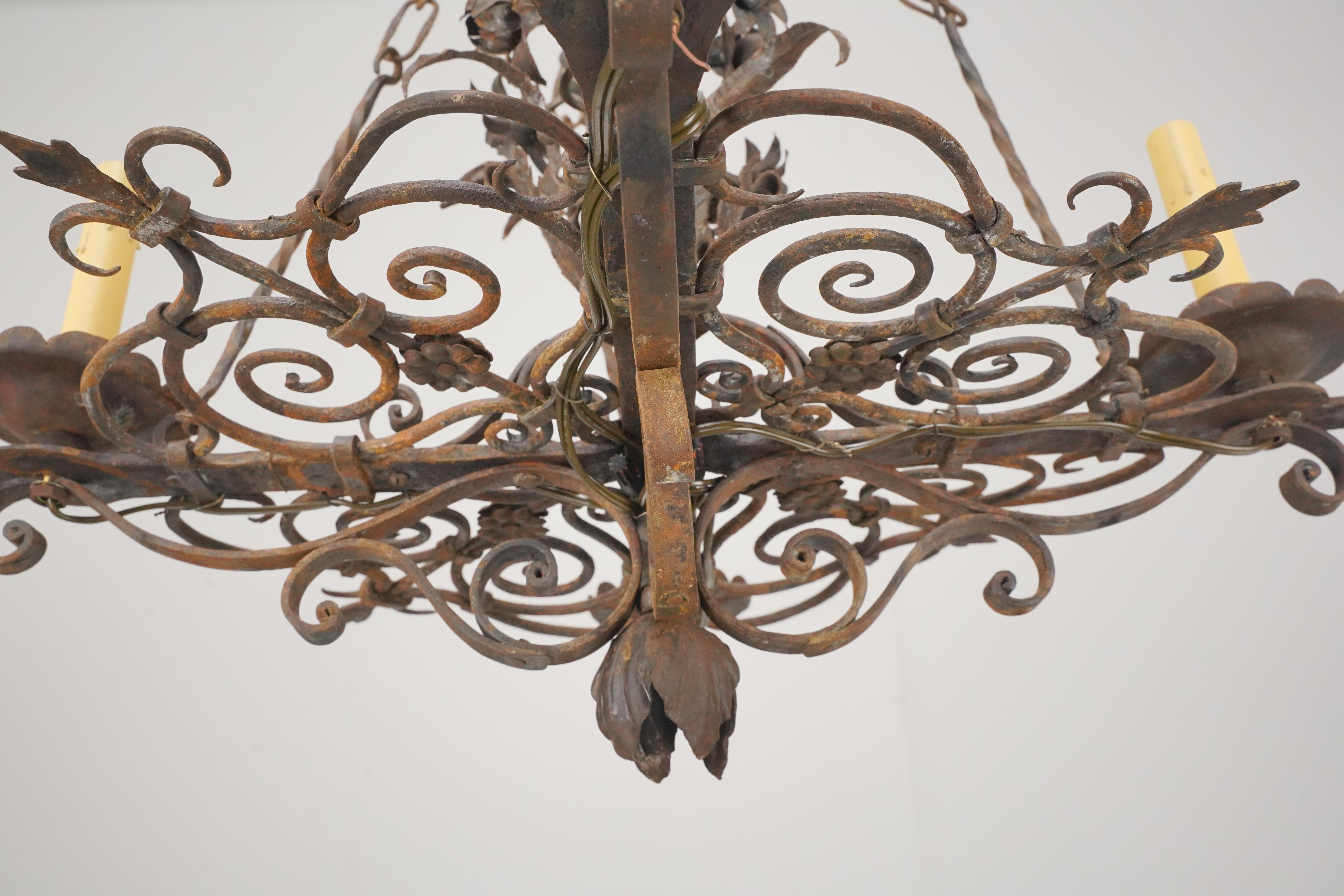 Antiguo candelabro francés de hierro forjado de cuatro brazos en venta 3