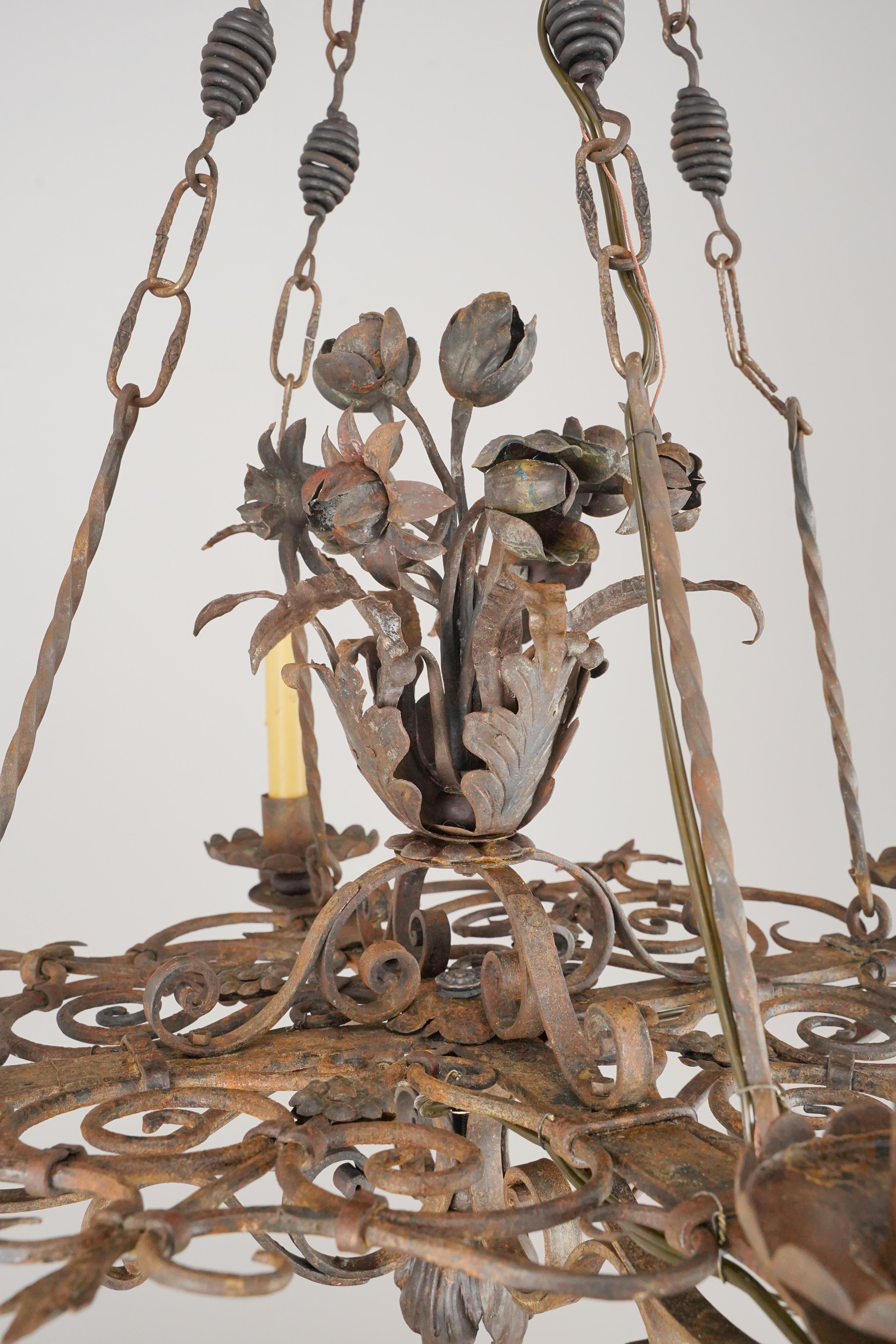 Antiguo candelabro francés de hierro forjado de cuatro brazos en venta 4