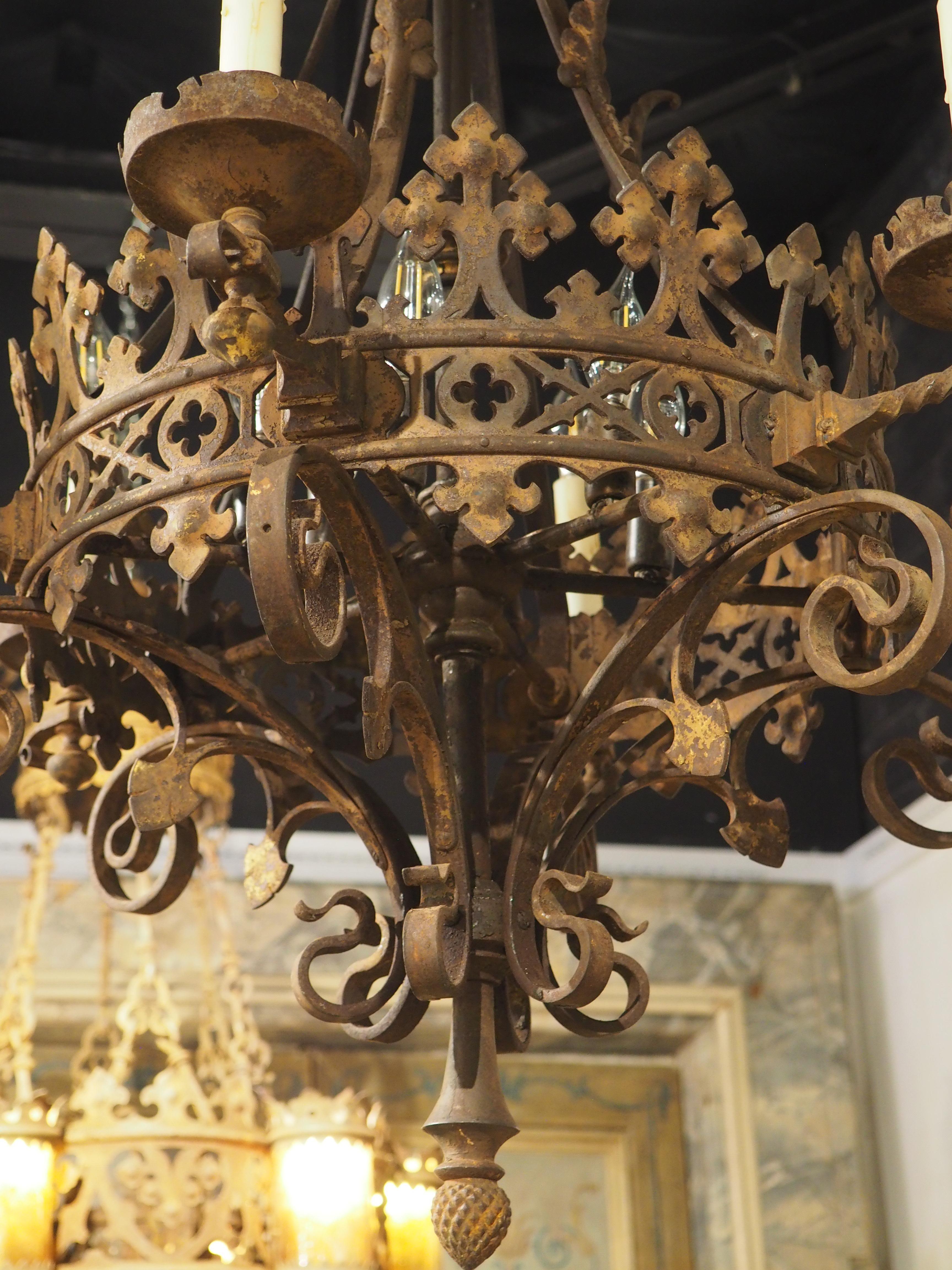 Antique French, lampadario in ferro battuto in stile gotico, CIRCA 1880 7
