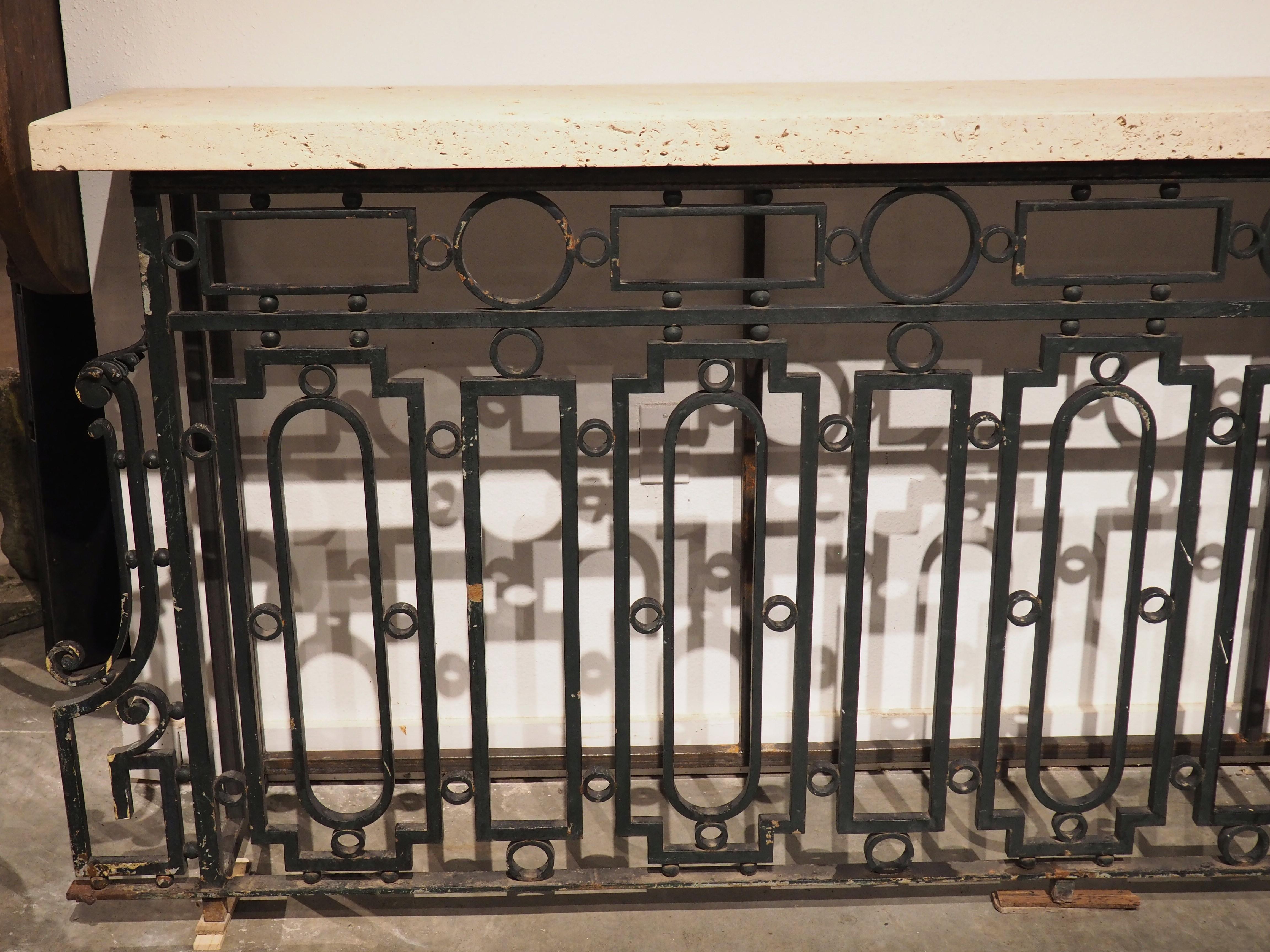 À l'origine, cette rampe de balcon en fer ancien récupéré a été transformée en une magnifique table console avec un plateau en pierre de coquillage. Le garde-corps a été récupéré d'un bâtiment français construit à la fin des années 1800.

Une