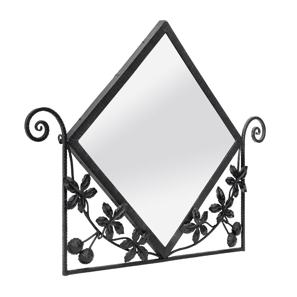Specchio da parete francese in ferro battuto, circa 1960. Antica cornice in ferro battuto decorata con foglie e frutti di castagno. Specchio moderno in vetro a forma di diamante (27,5 x 27,5 cm). Catena piccola e retro in Wood.
