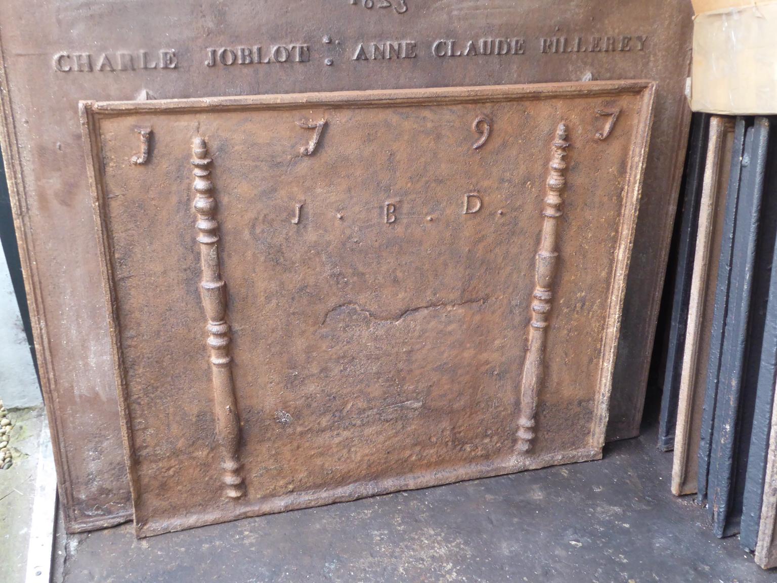 plaque de cheminée Louis XV du XVIIIe siècle. La date de production, 1797, est gravée sur la plaque de cheminée. Les piliers font référence à la massue d'Hercule et symbolisent la force et l'inconnu.

La plaque de cheminée est en fonte et a une